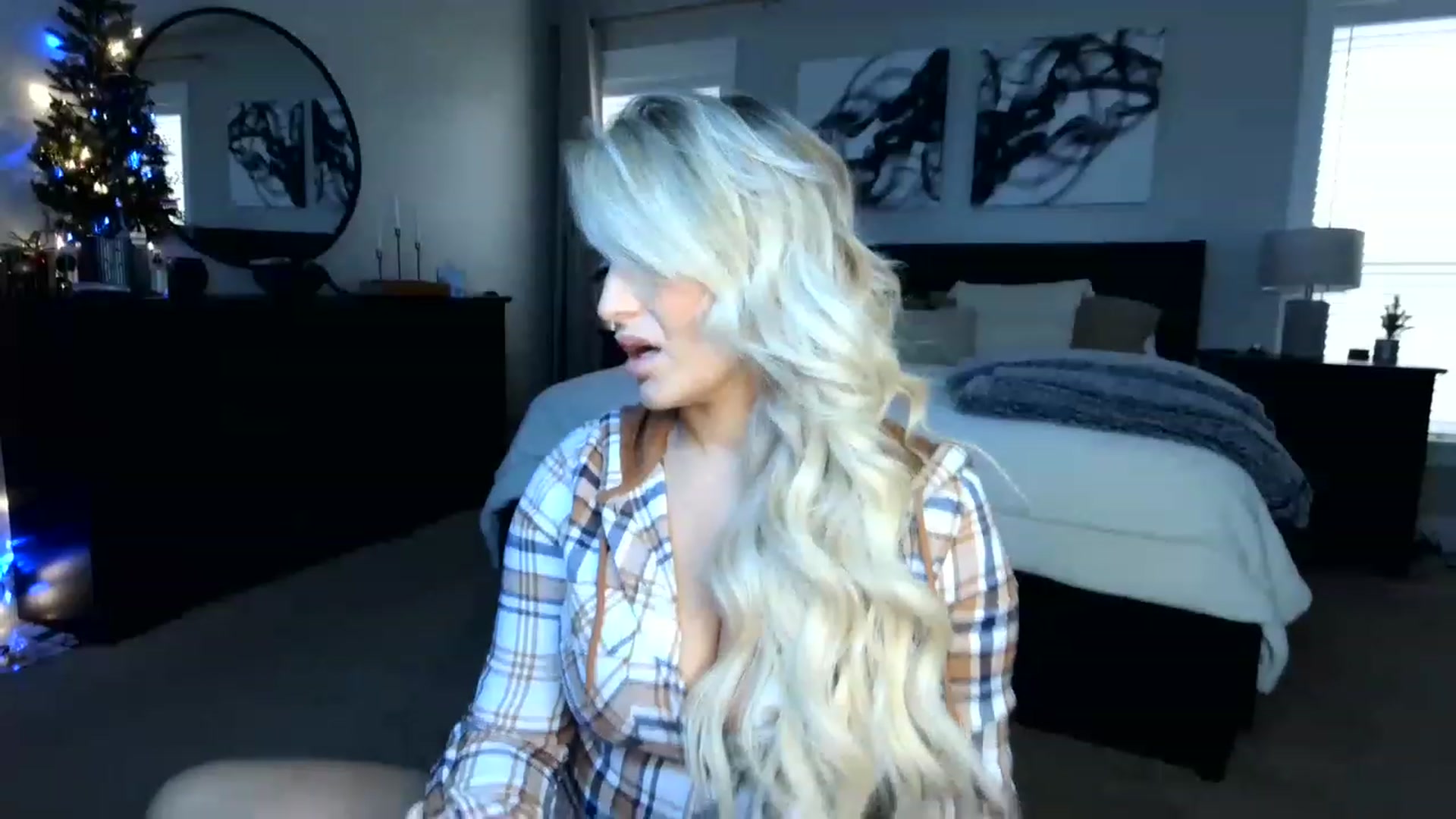 Gallery image thumbnail from MFCCamModel's myfreecams stream on, 12/01/2022, 22:23 image 4 of 20