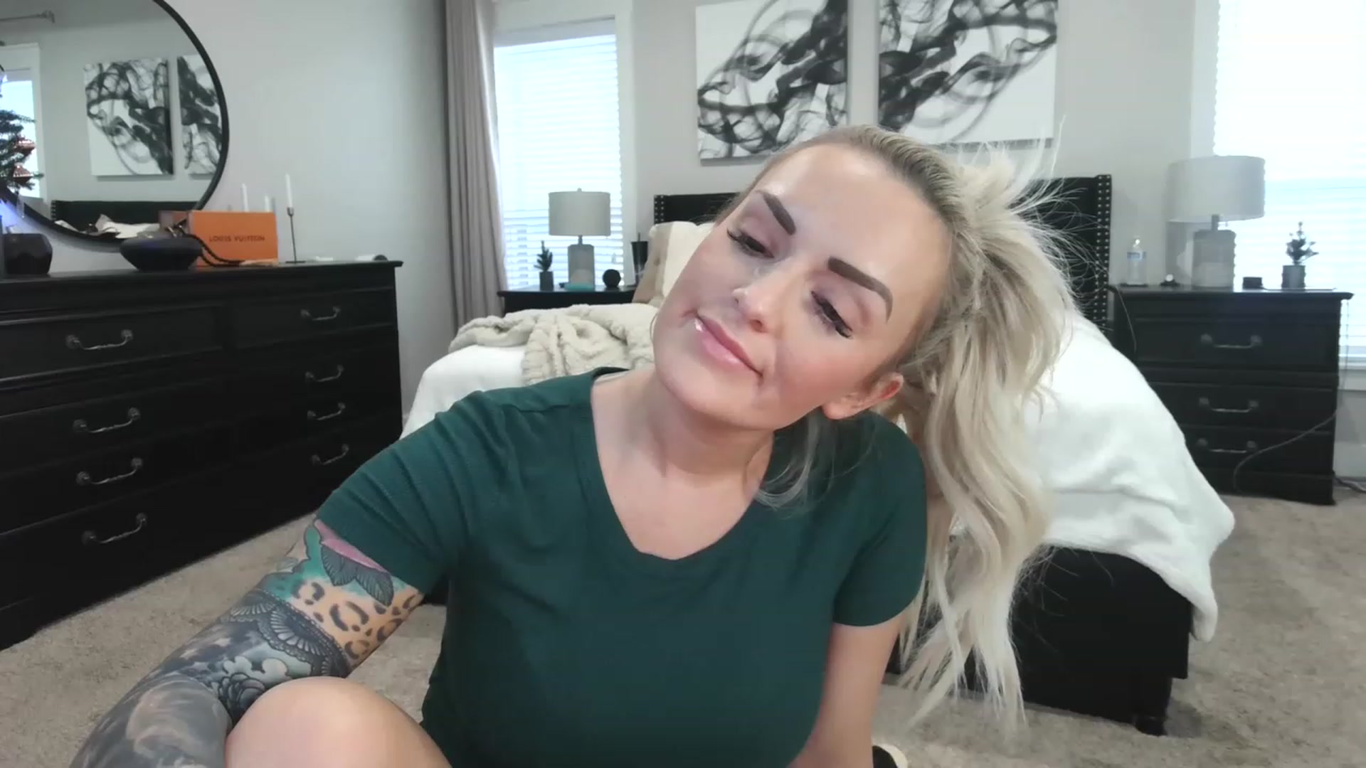 Gallery image thumbnail from MFCCamModel's myfreecams stream on, 12/06/2022, 24:02 image 3 of 20