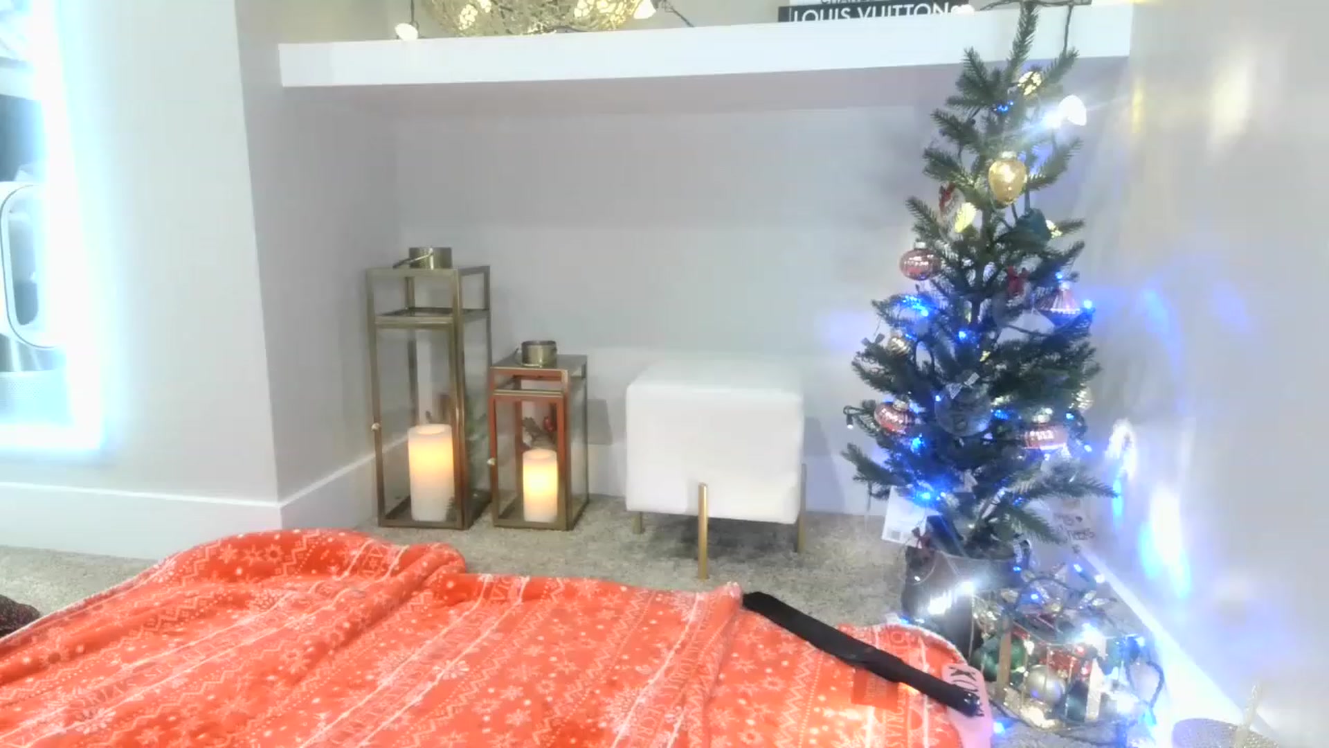 Gallery image thumbnail from MFCCamModel's myfreecams stream on, 12/22/2022, 24:38 image 16 of 20