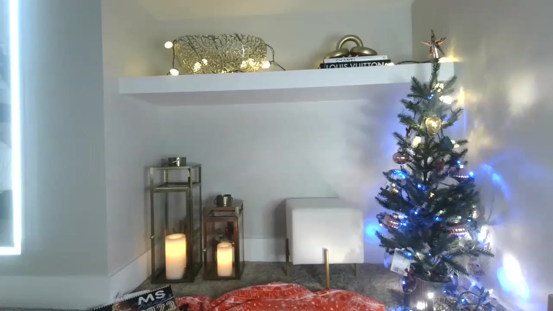 Gallery image thumbnail from MFCCamModel's myfreecams stream on, 12/22/2022, 23:55 image 17 of 20