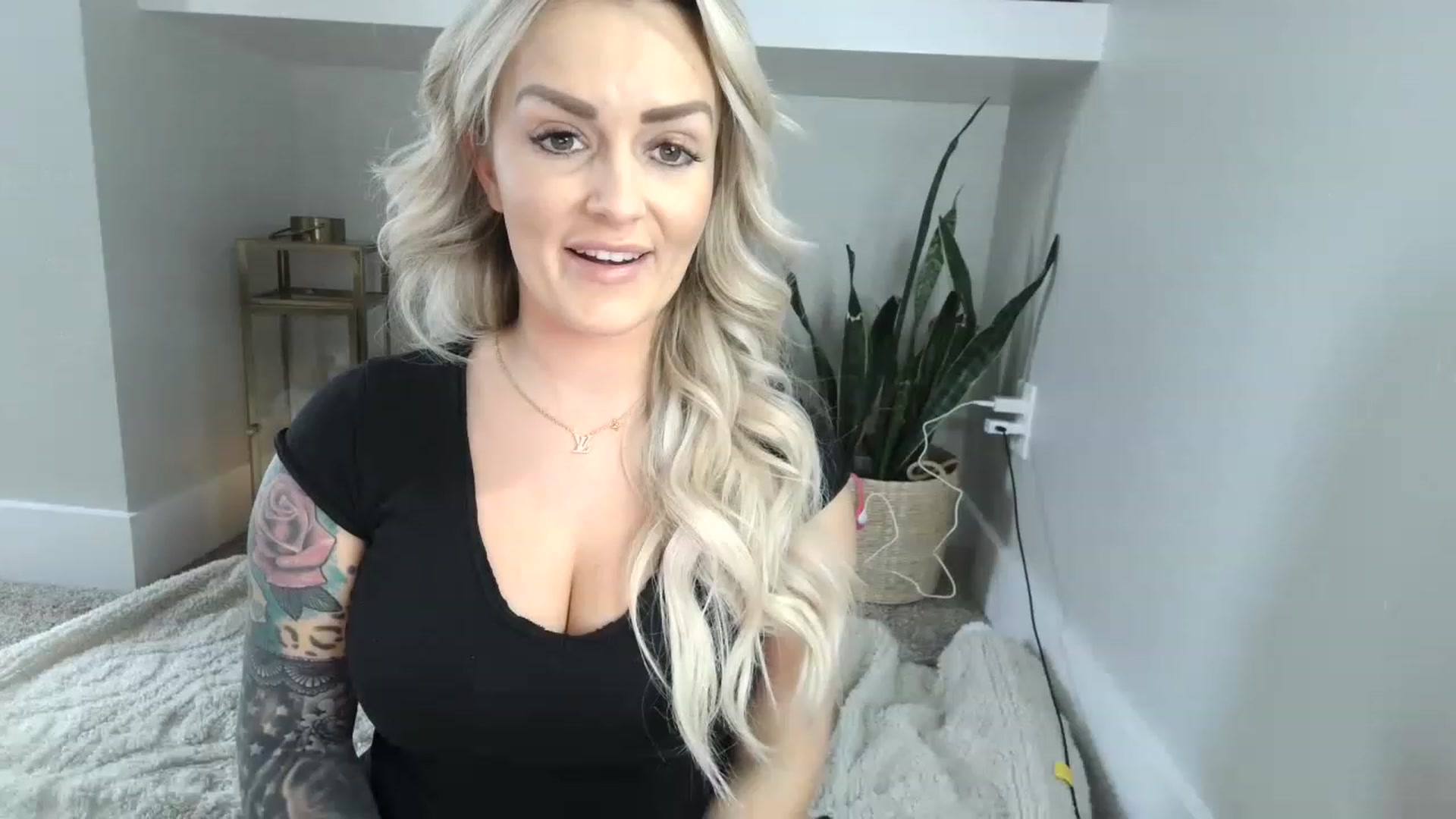 Gallery image thumbnail from MFCCamModel's myfreecams stream on, 01/12/2023, 22:37 image 19 of 20