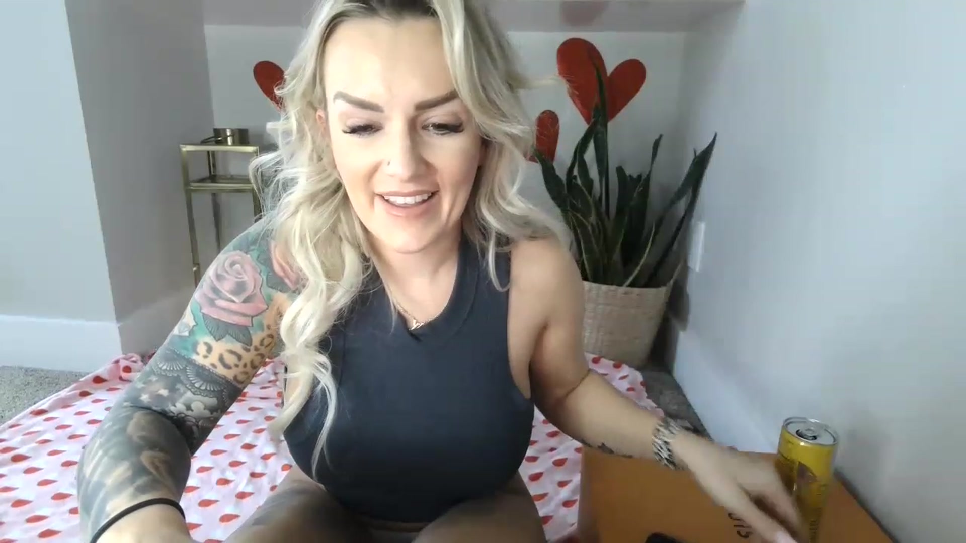 Gallery image thumbnail from MFCCamModel's myfreecams stream on, 01/19/2023, 22:02 image 19 of 20