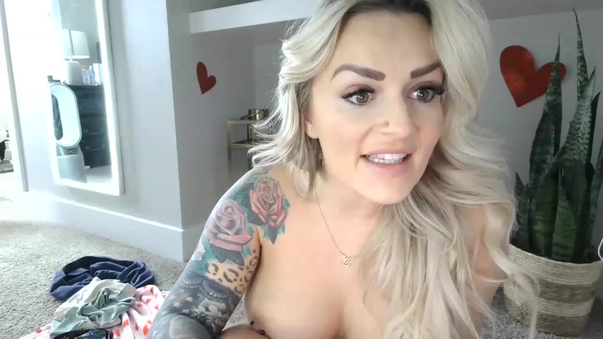 Gallery image thumbnail from MFCCamModel's myfreecams stream on, 01/22/2023, 22:25 image 16 of 20