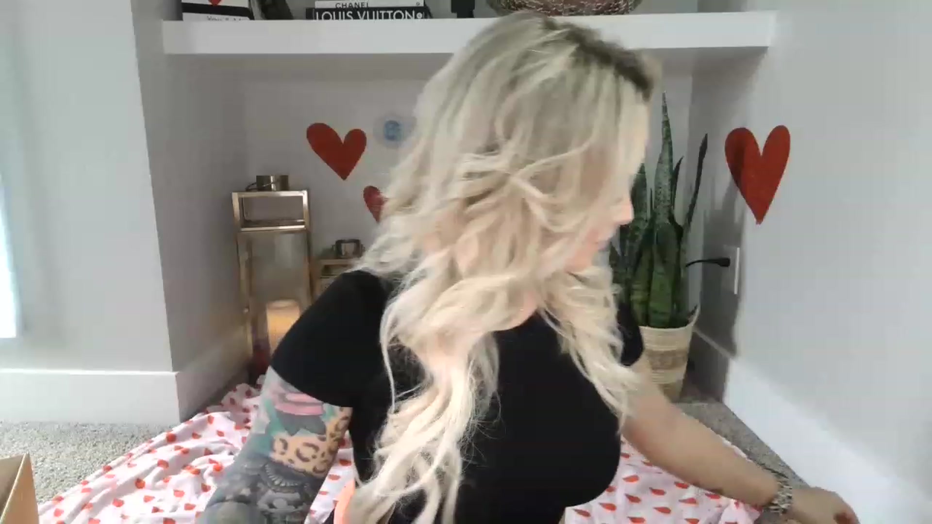 Gallery image thumbnail from MFCCamModel's myfreecams stream on, 01/31/2023, 22:51 image 2 of 20