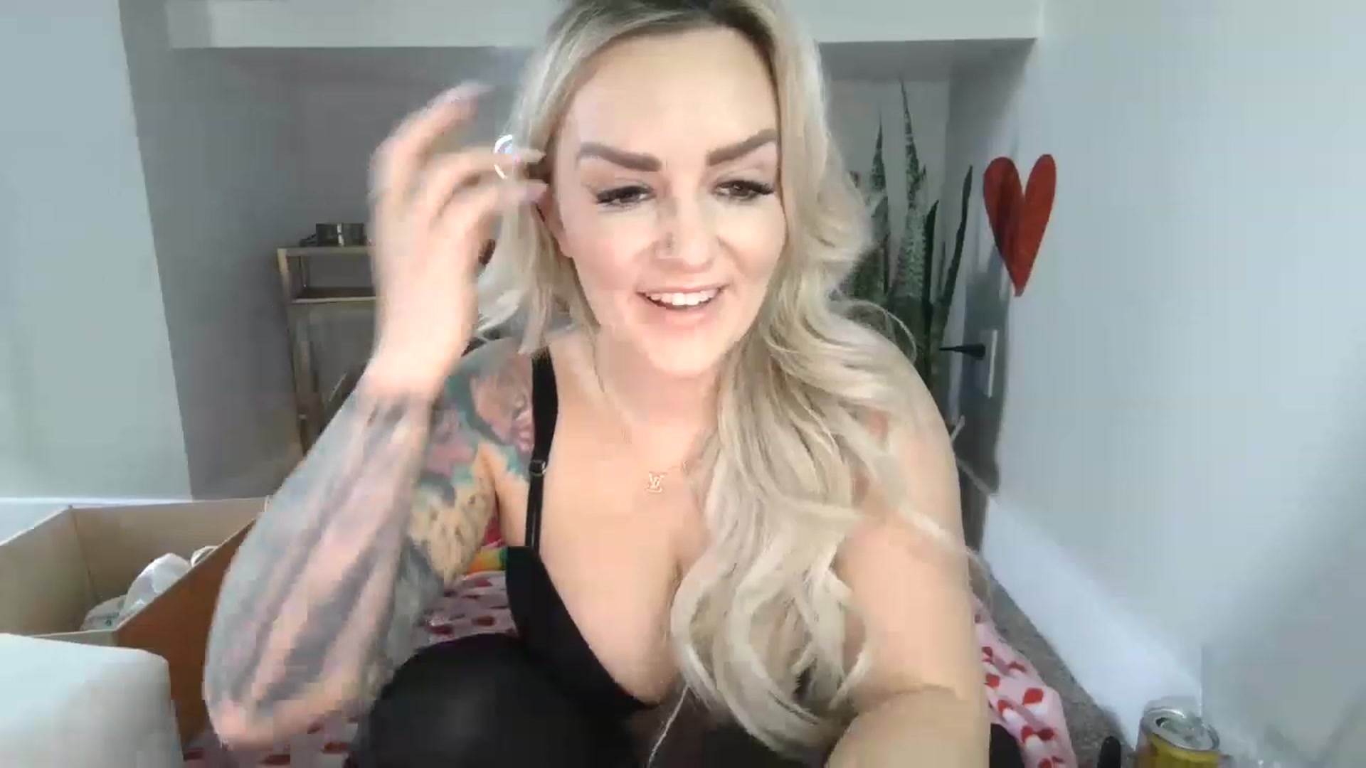 Gallery image thumbnail from MFCCamModel's myfreecams stream on, 02/02/2023, 24:35 image 13 of 20