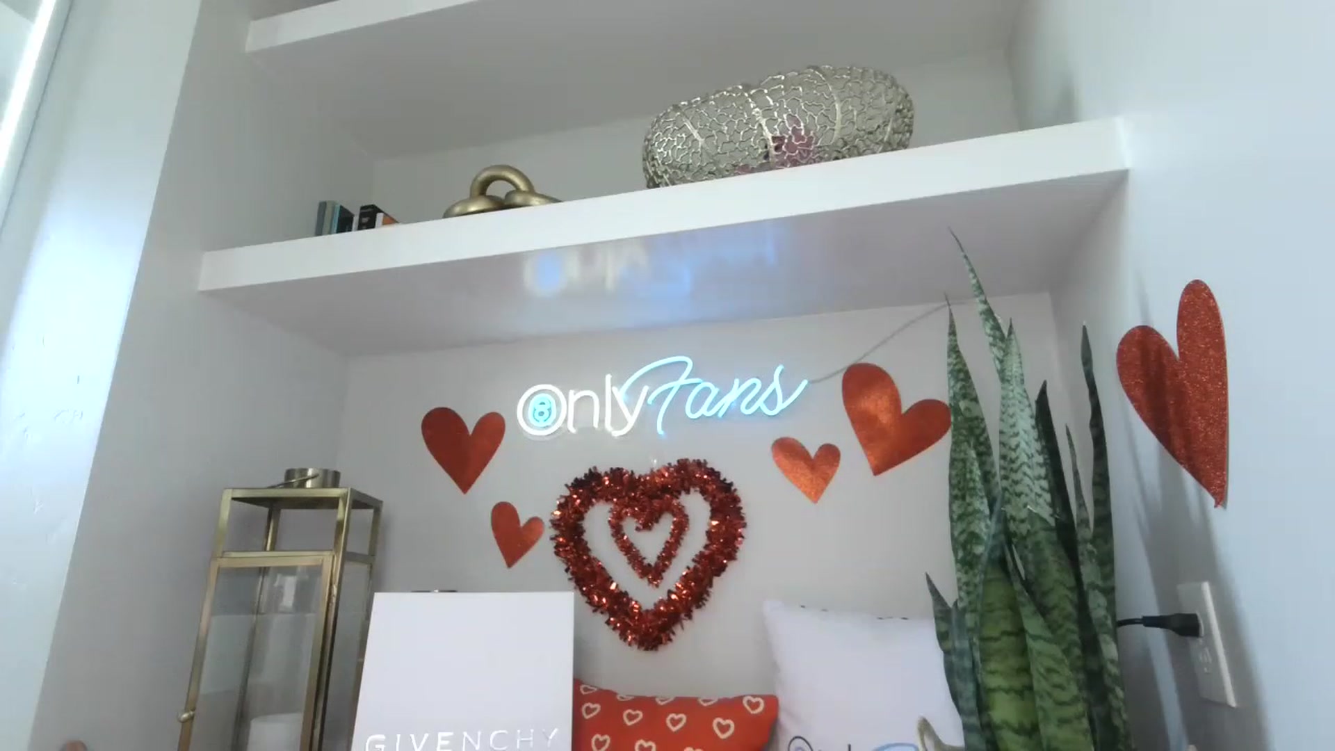 Gallery image thumbnail from MFCCamModel's myfreecams stream on, 02/02/2023, 17:50 image 13 of 20