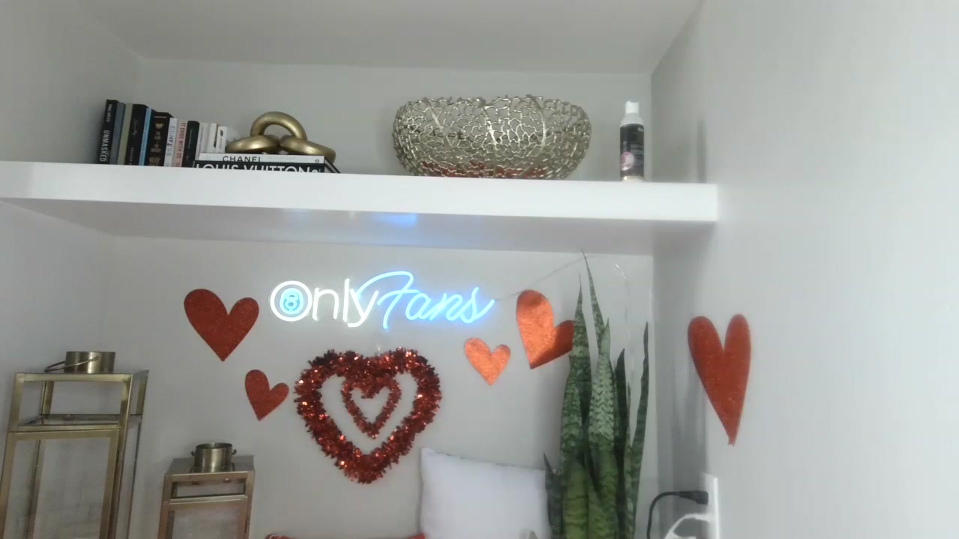 Gallery image thumbnail from MFCCamModel's myfreecams stream on, 02/05/2023, 22:23 image 6 of 20
