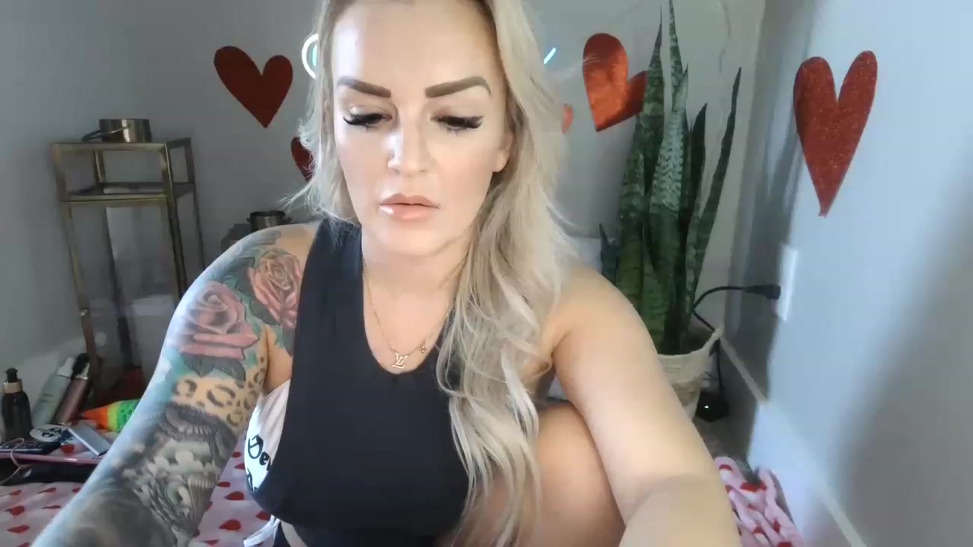Gallery image thumbnail from MFCCamModel's myfreecams stream on, 02/06/2023, 22:47 image 2 of 20