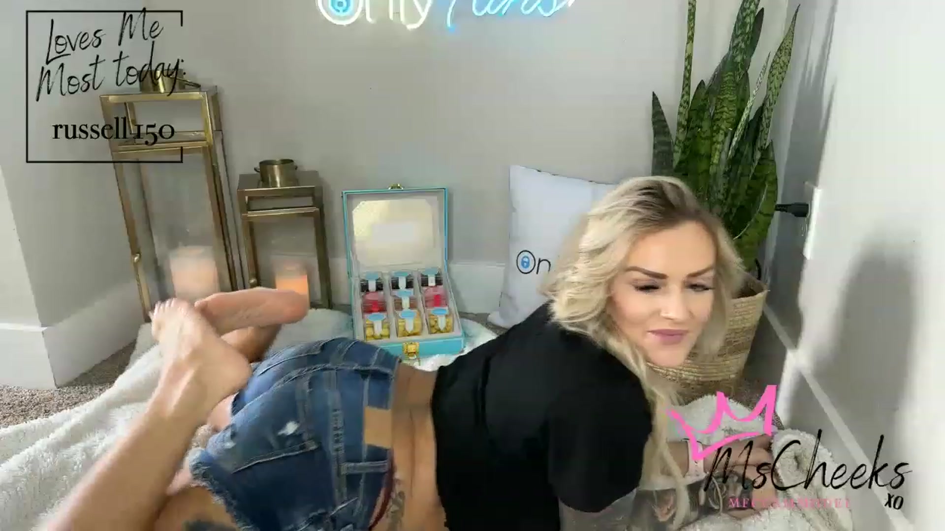 Gallery image thumbnail from MFCCamModel's myfreecams stream on, 02/20/2023, 23:25 image 6 of 20