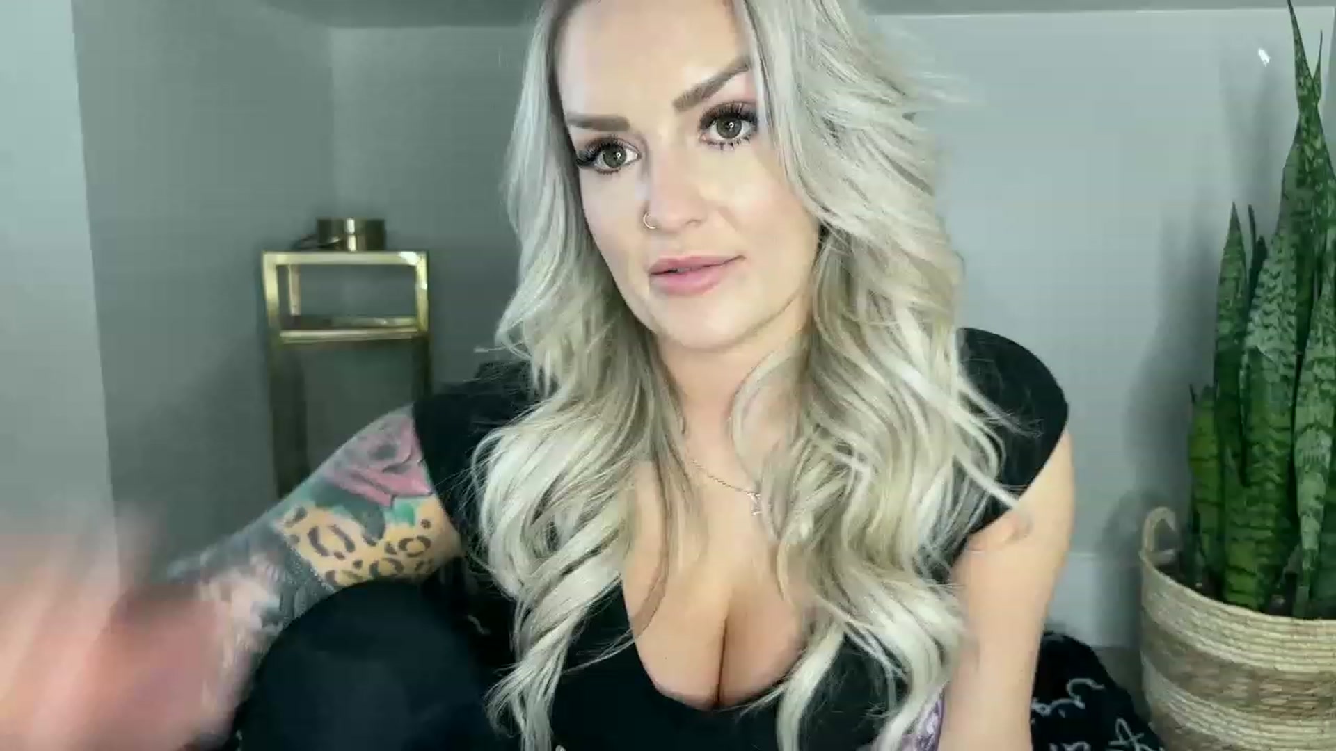 Gallery image thumbnail from MFCCamModel's myfreecams stream on, 03/15/2023, 23:30 image 14 of 20