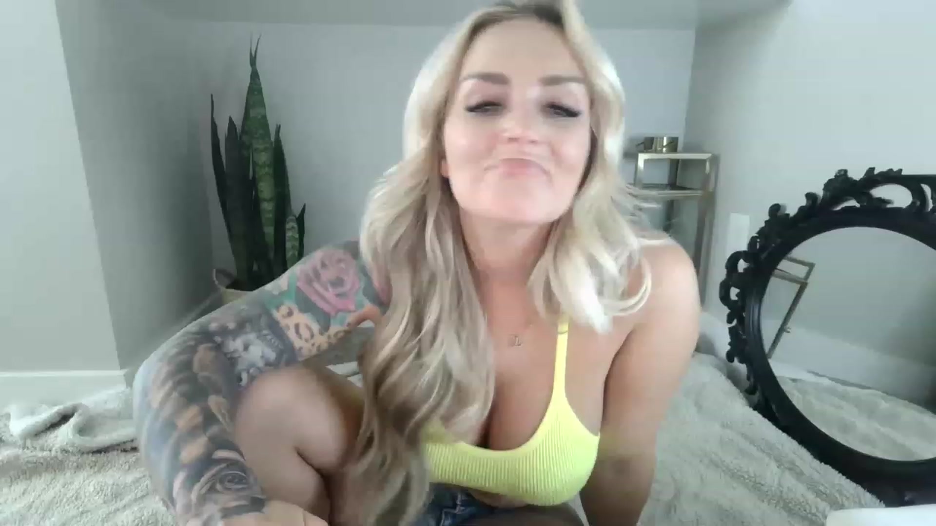 Gallery image thumbnail from MFCCamModel's myfreecams stream on, 06/13/2023, 23:17 image 10 of 20