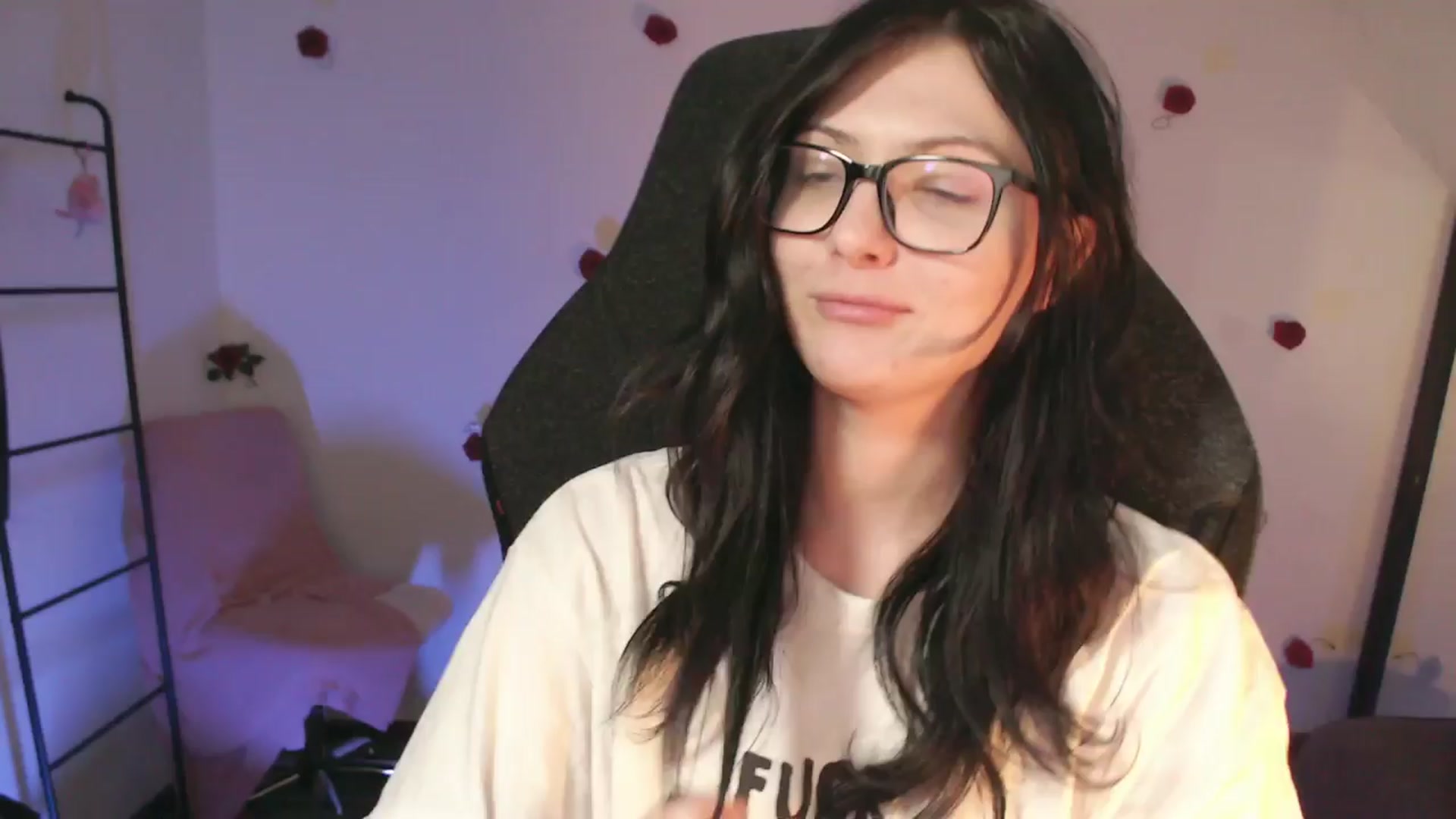 Gallery image thumbnail from MFCsurvivor's myfreecams stream on, 03/22/2024, 04:50 image 12 of 20
