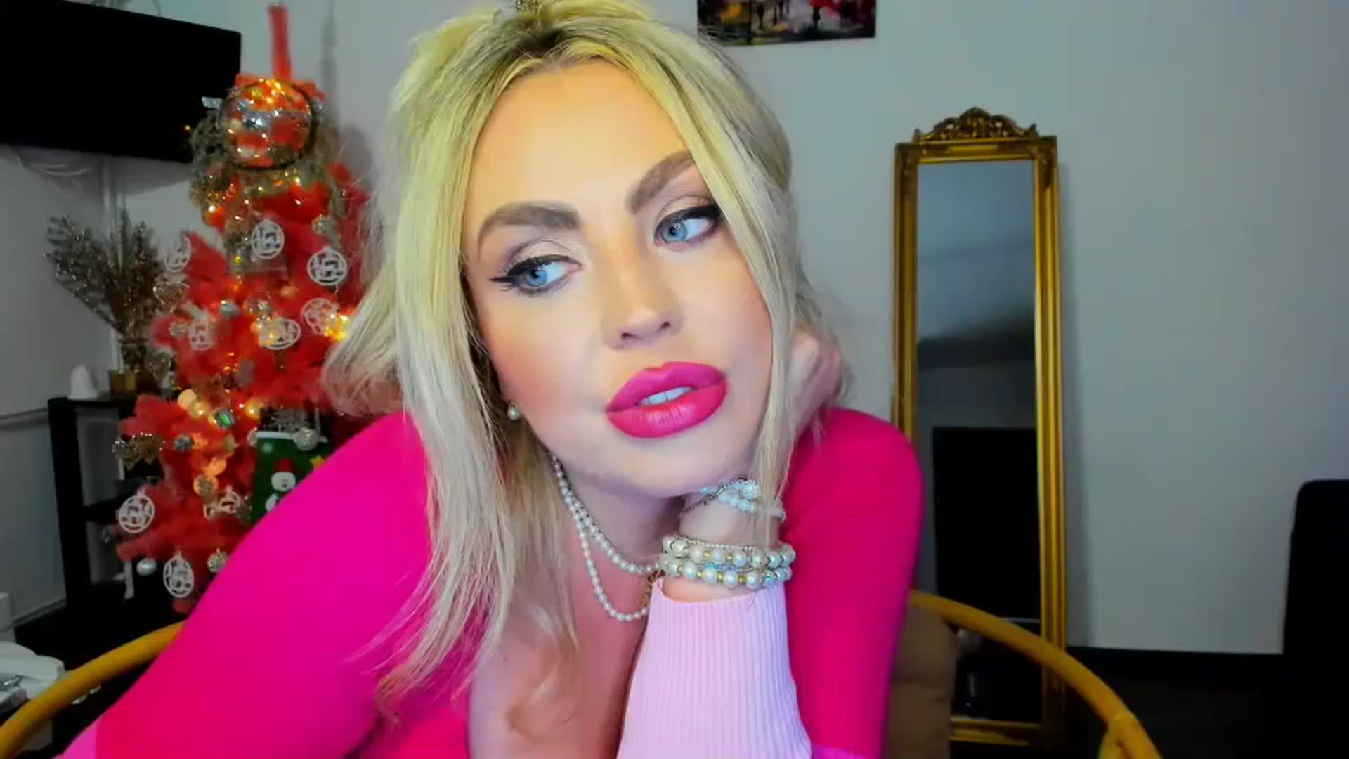 Gallery image thumbnail from MISS_JOY99's myfreecams stream on, 11/18/2023, 18:50 image 15 of 20