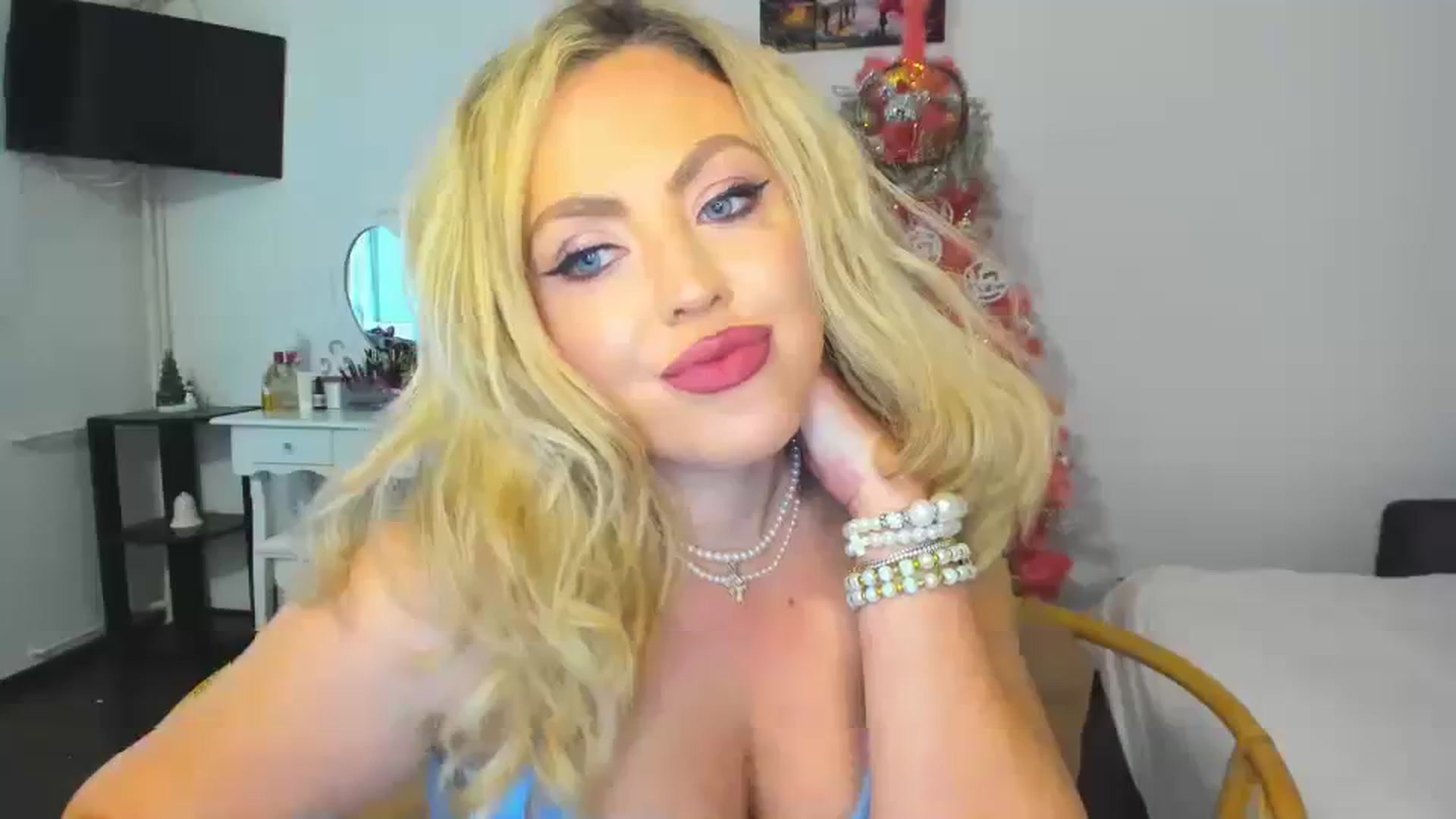 Gallery image thumbnail from MISS_JOY99's myfreecams stream on, 11/27/2023, 12:22 image 13 of 20