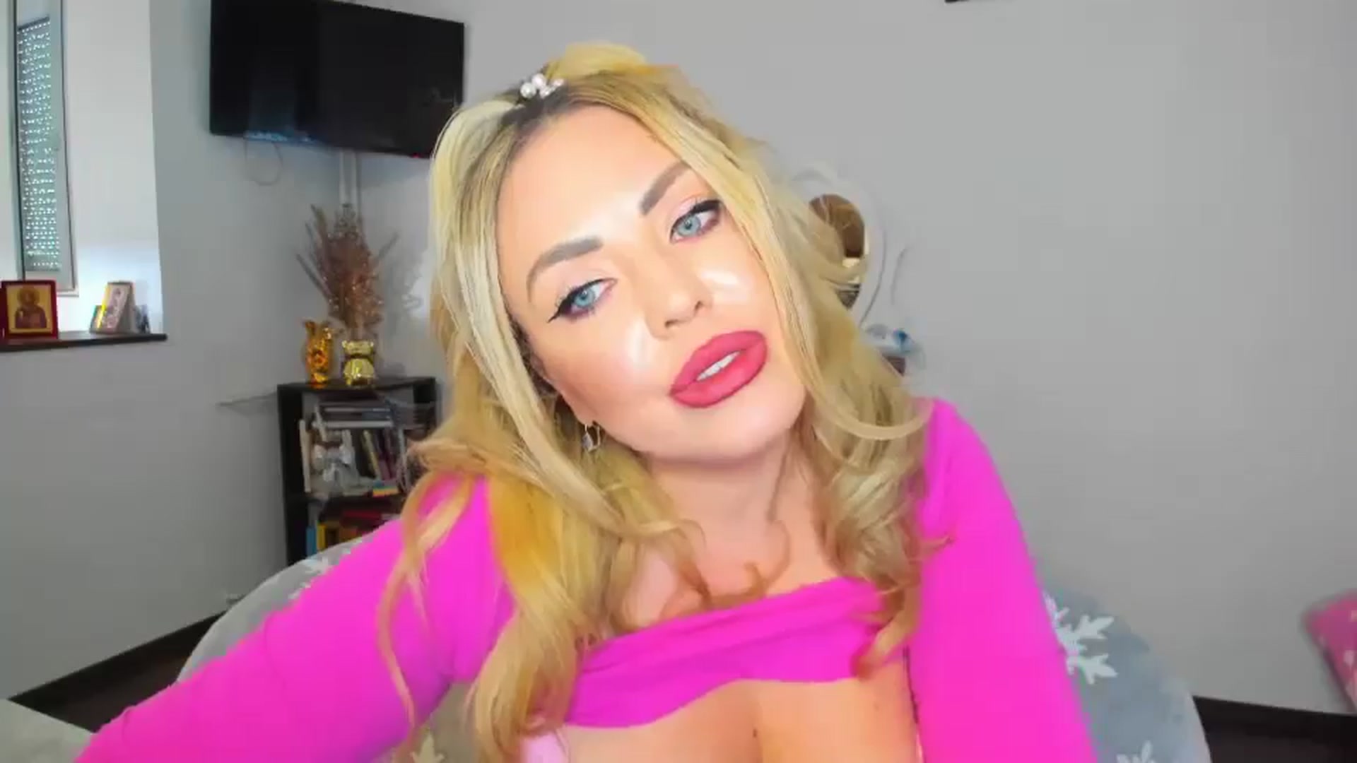 Gallery image thumbnail from MISS_JOY99's myfreecams stream on, 10/13/2024, 11:22 image 10 of 20