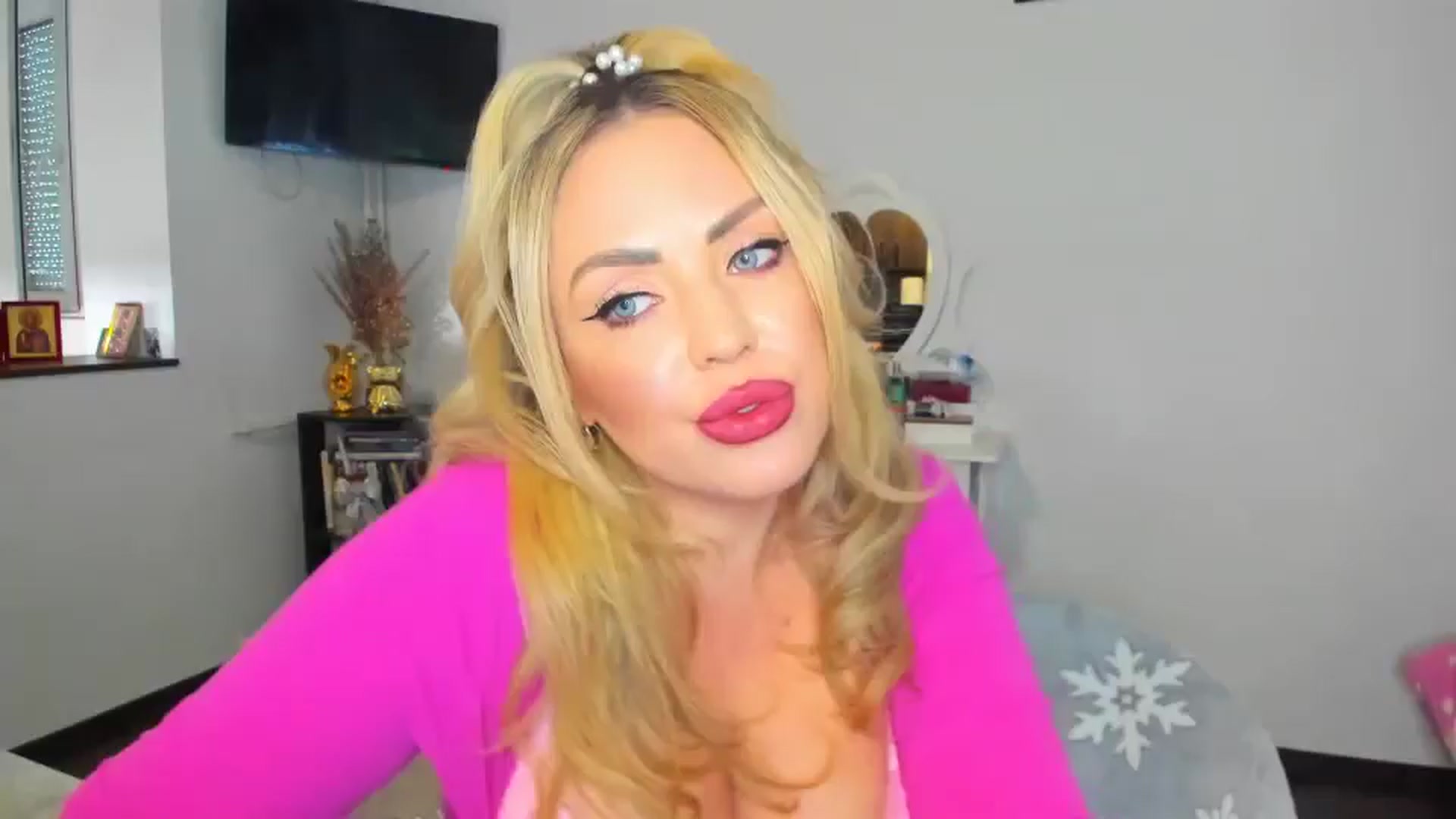 Gallery image thumbnail from MISS_JOY99's myfreecams stream on, 10/13/2024, 11:22 image 4 of 20