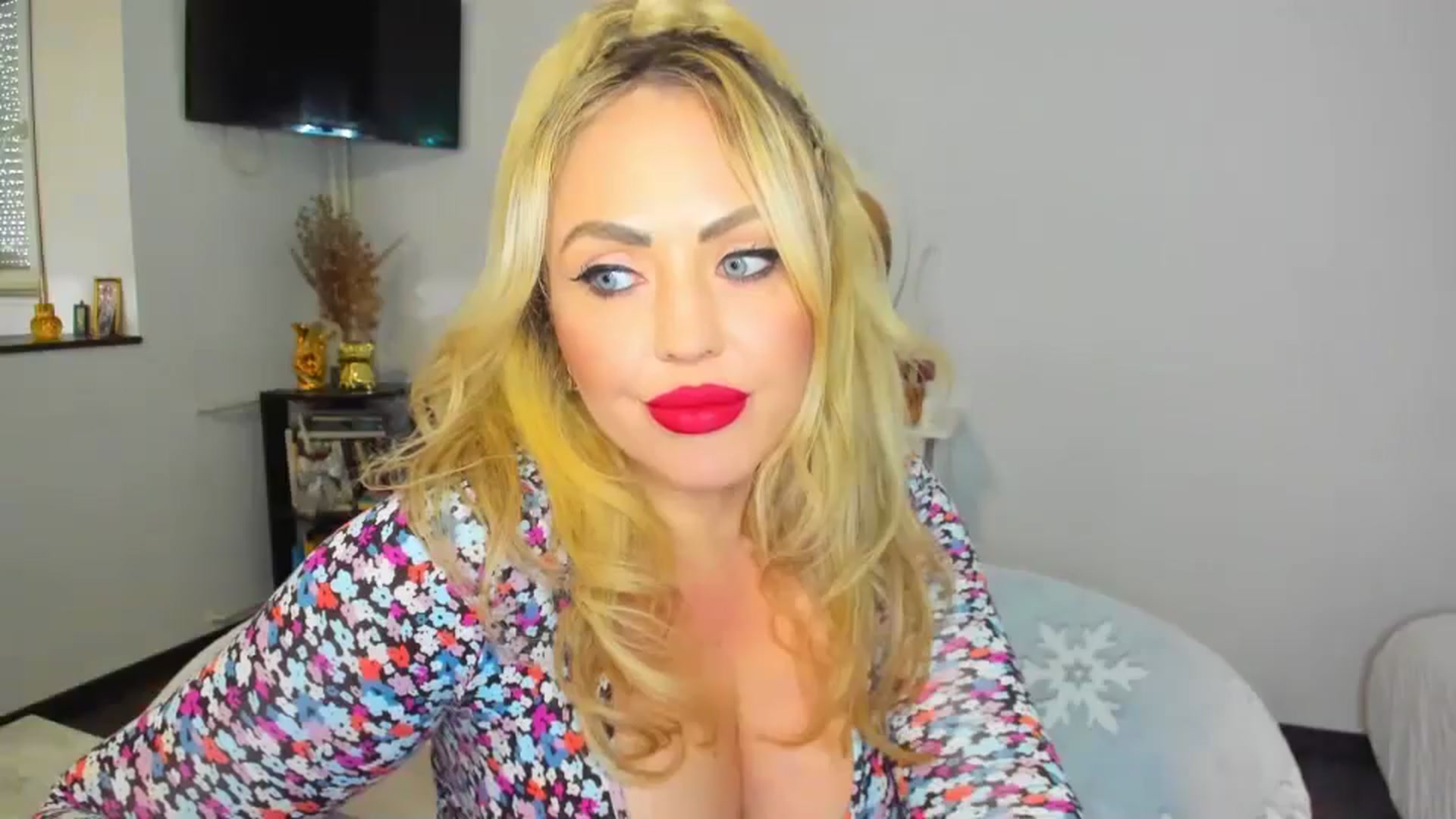 Gallery image thumbnail from MISS_JOY99's myfreecams stream on, 10/21/2024, 12:55 image 7 of 20
