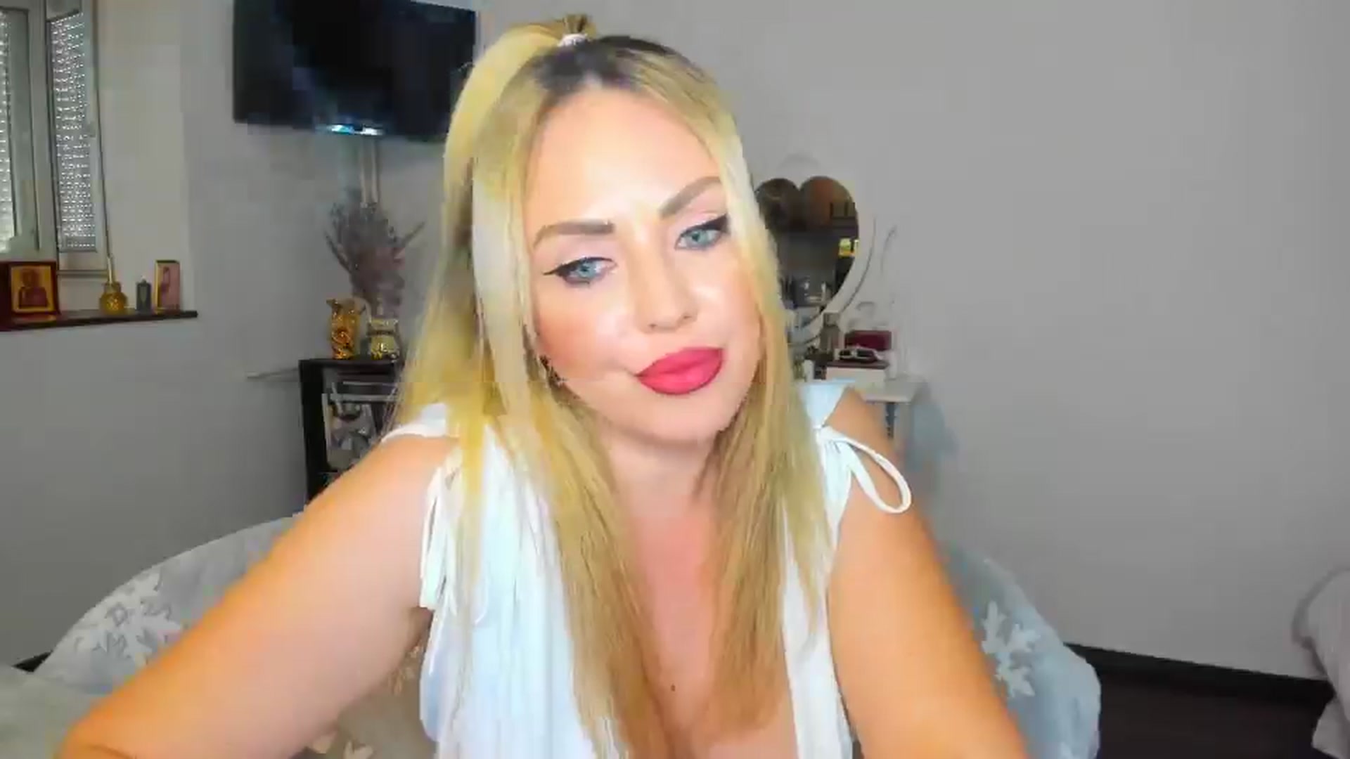 Gallery image thumbnail from MISS_JOY99's myfreecams stream on, 11/01/2024, 12:50 image 13 of 20