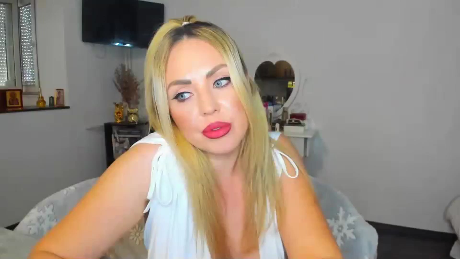 Gallery image thumbnail from MISS_JOY99's myfreecams stream on, 11/01/2024, 12:50 image 16 of 20