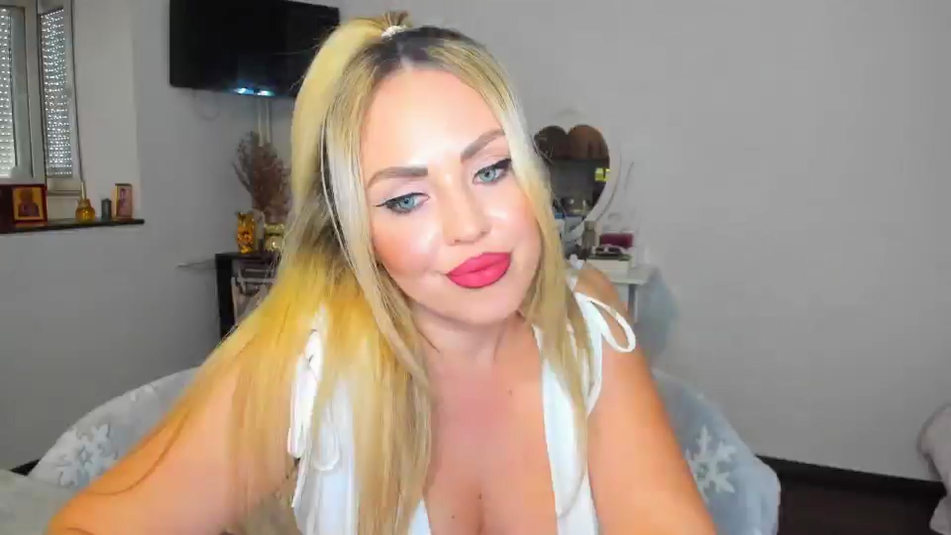 Gallery image thumbnail from MISS_JOY99's myfreecams stream on, 11/01/2024, 12:50 image 17 of 20