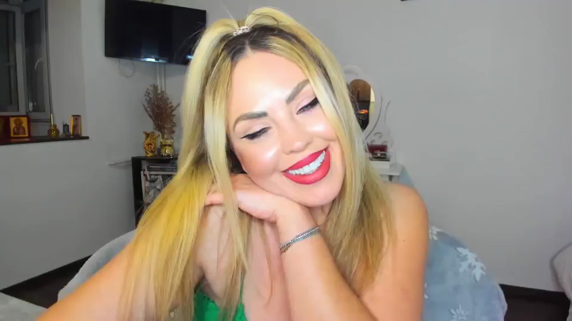 Gallery image thumbnail from MISS_JOY99's myfreecams stream on, 11/09/2024, 15:09 image 17 of 20