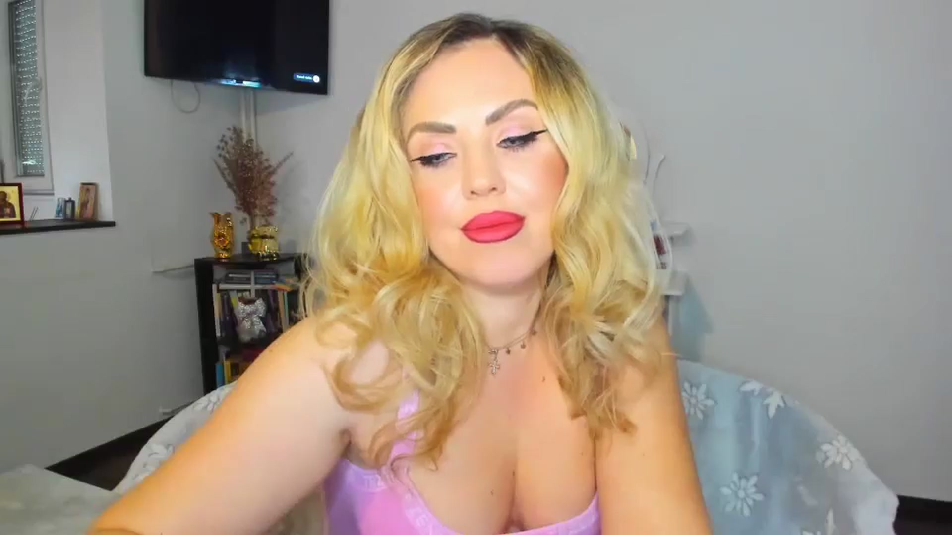 Gallery image thumbnail from MISS_JOY99's myfreecams stream on, 11/12/2024, 12:15 image 17 of 20