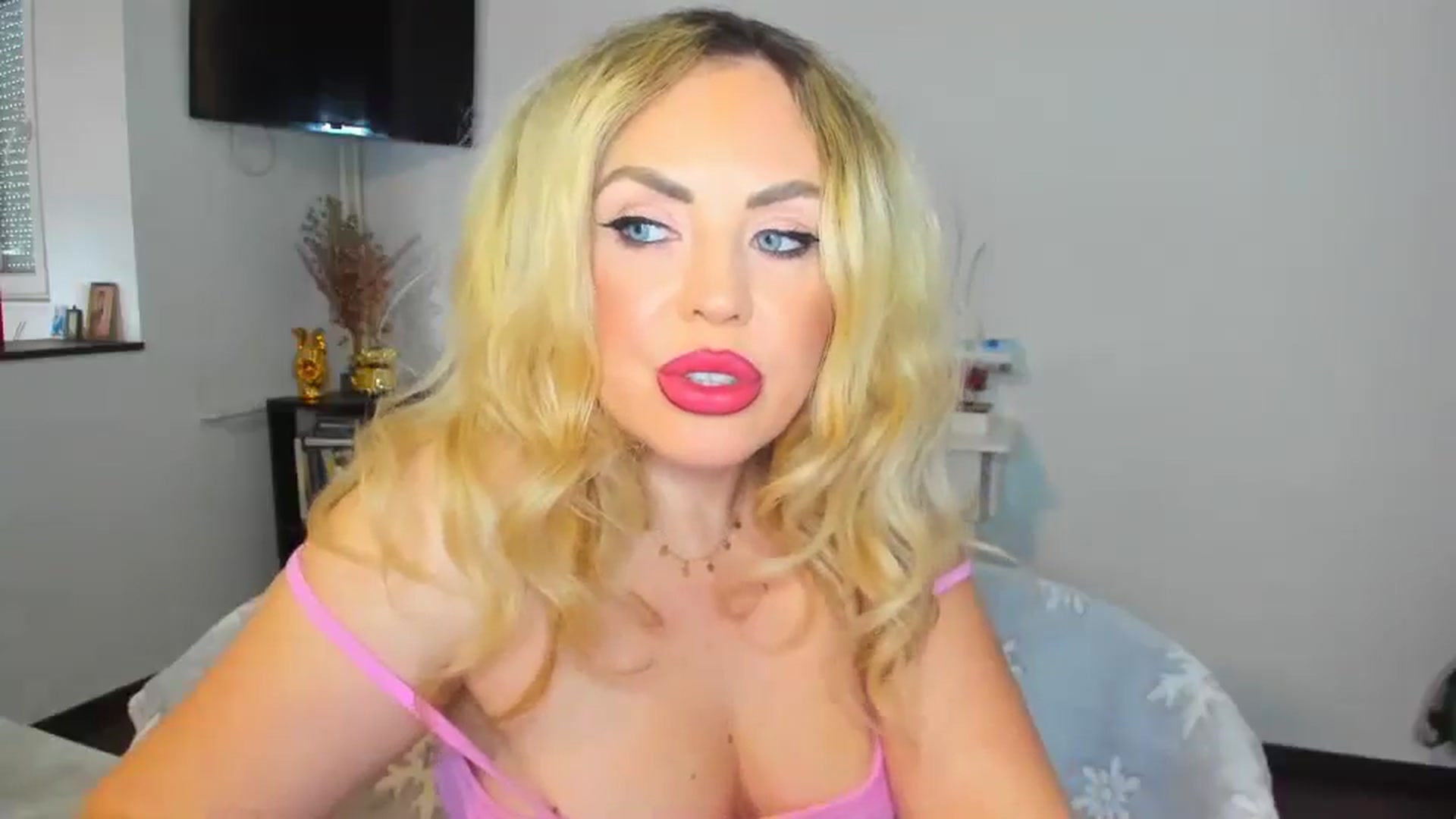 Gallery image thumbnail from MISS_JOY99's myfreecams stream on, 11/14/2024, 09:54 image 10 of 20