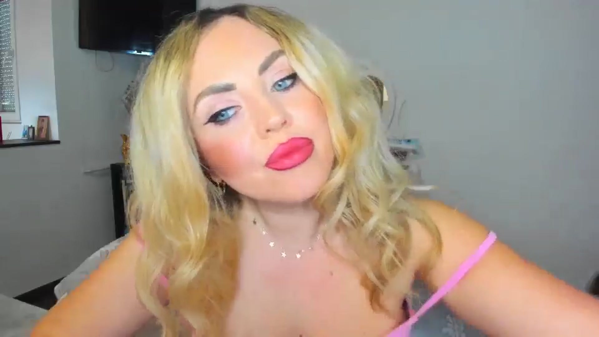 Gallery image thumbnail from MISS_JOY99's myfreecams stream on, 11/14/2024, 09:54 image 9 of 20
