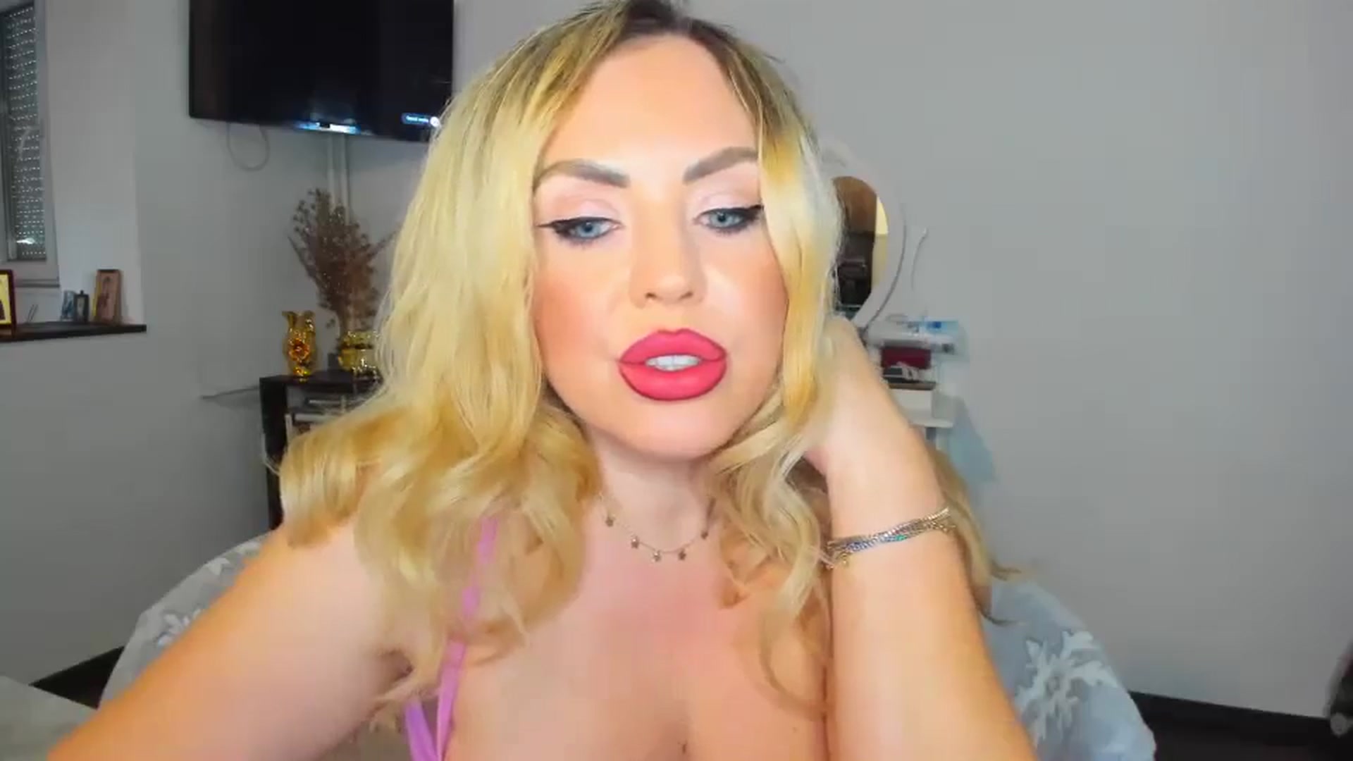 Gallery image thumbnail from MISS_JOY99's myfreecams stream on, 11/14/2024, 13:33 image 2 of 20