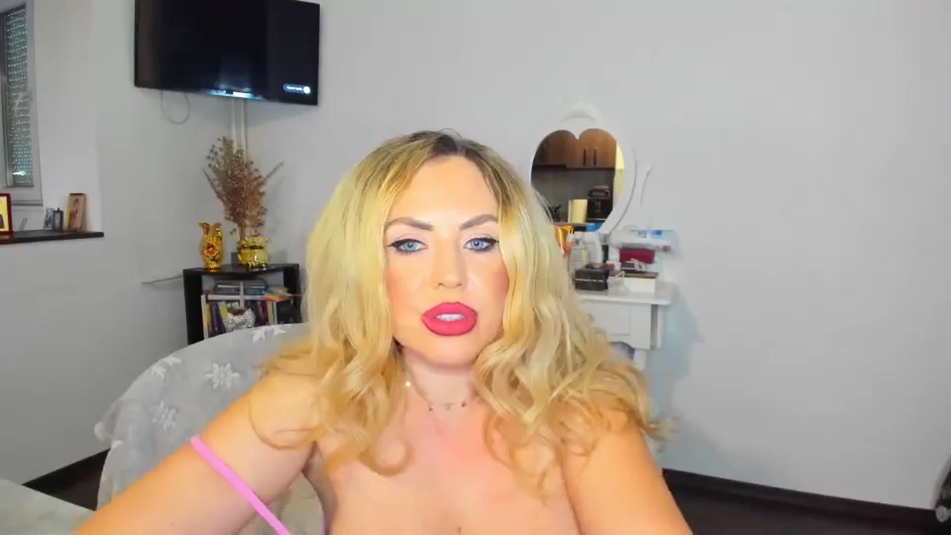 Gallery image thumbnail from MISS_JOY99's myfreecams stream on, 11/14/2024, 13:33 image 9 of 20