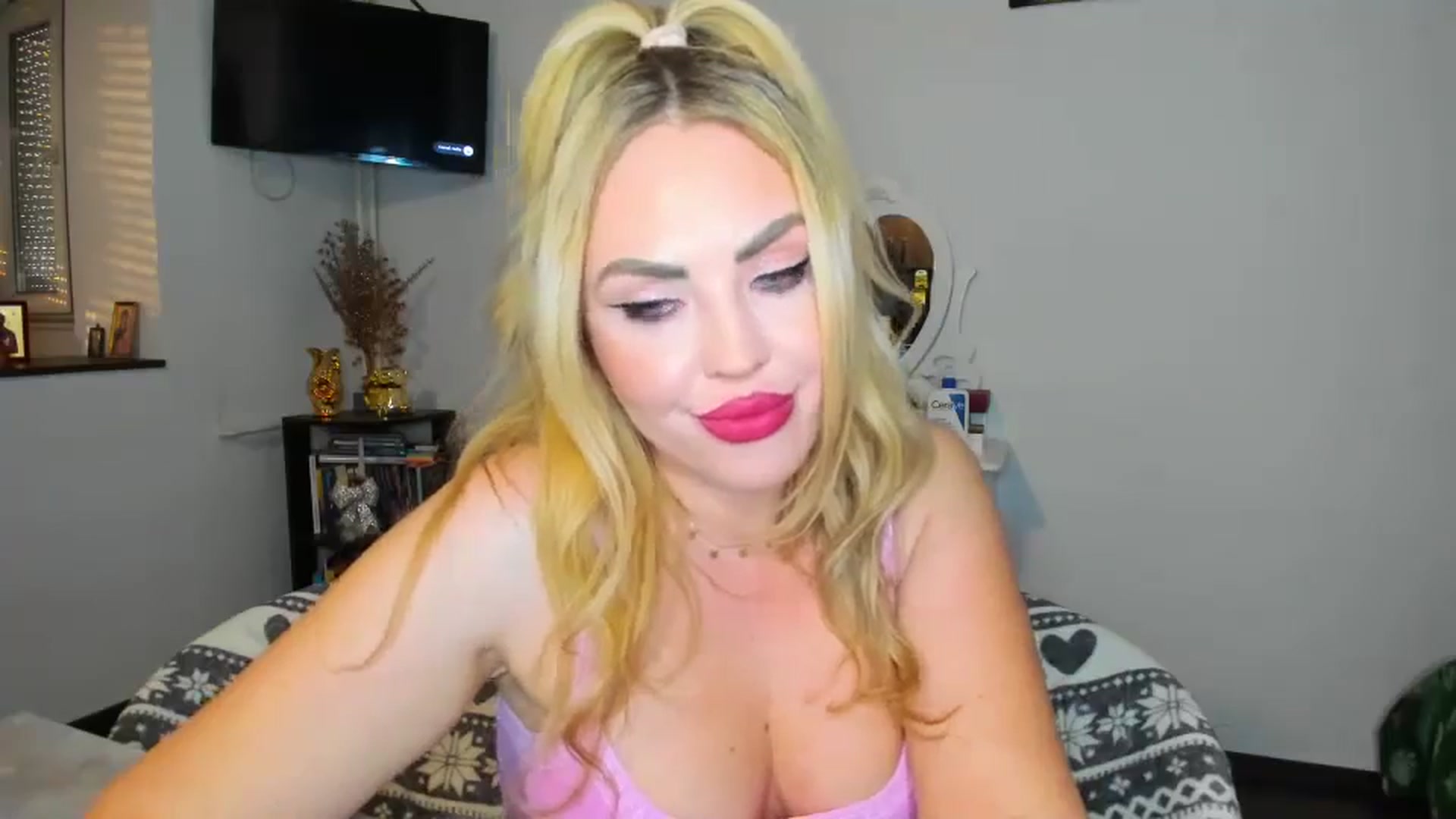 Gallery image thumbnail from MISS_JOY99's myfreecams stream on, 11/23/2024, 14:22 image 14 of 20