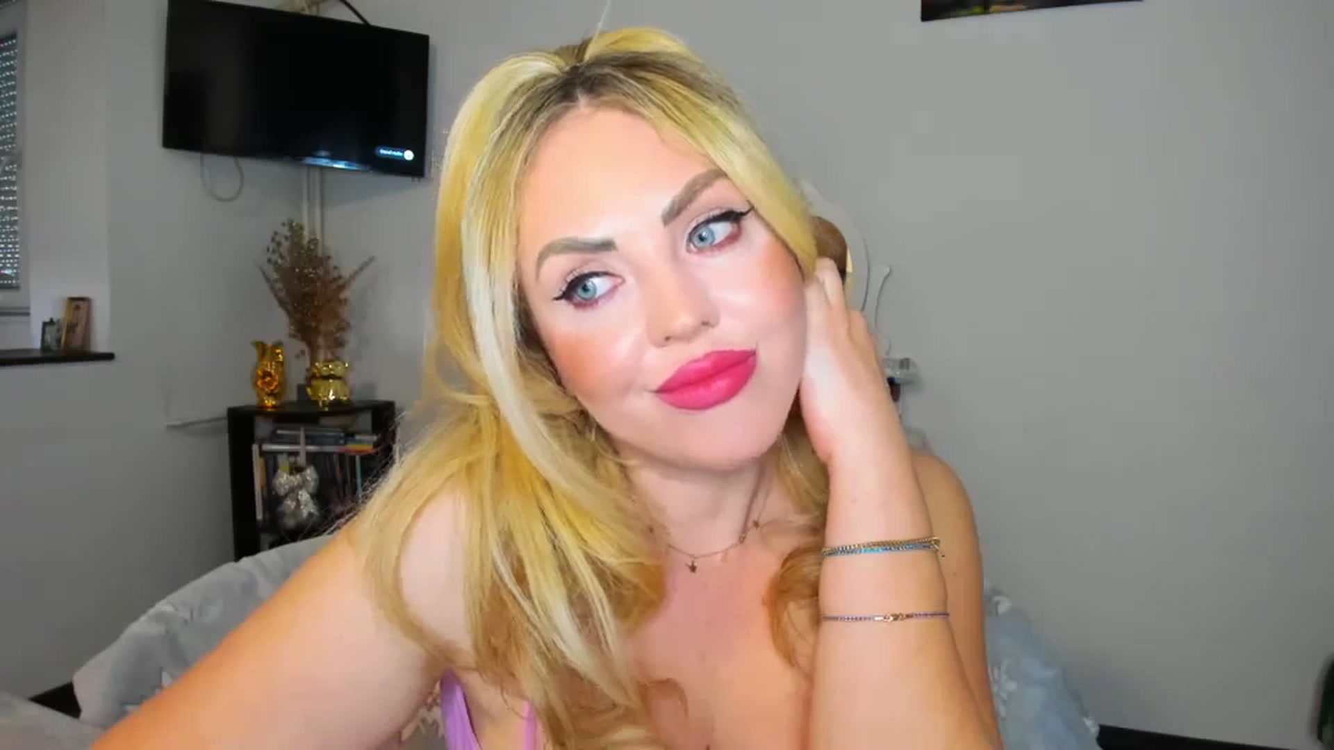 Gallery image thumbnail from MISS_JOY99's myfreecams stream on, 11/28/2024, 14:04 image 12 of 20