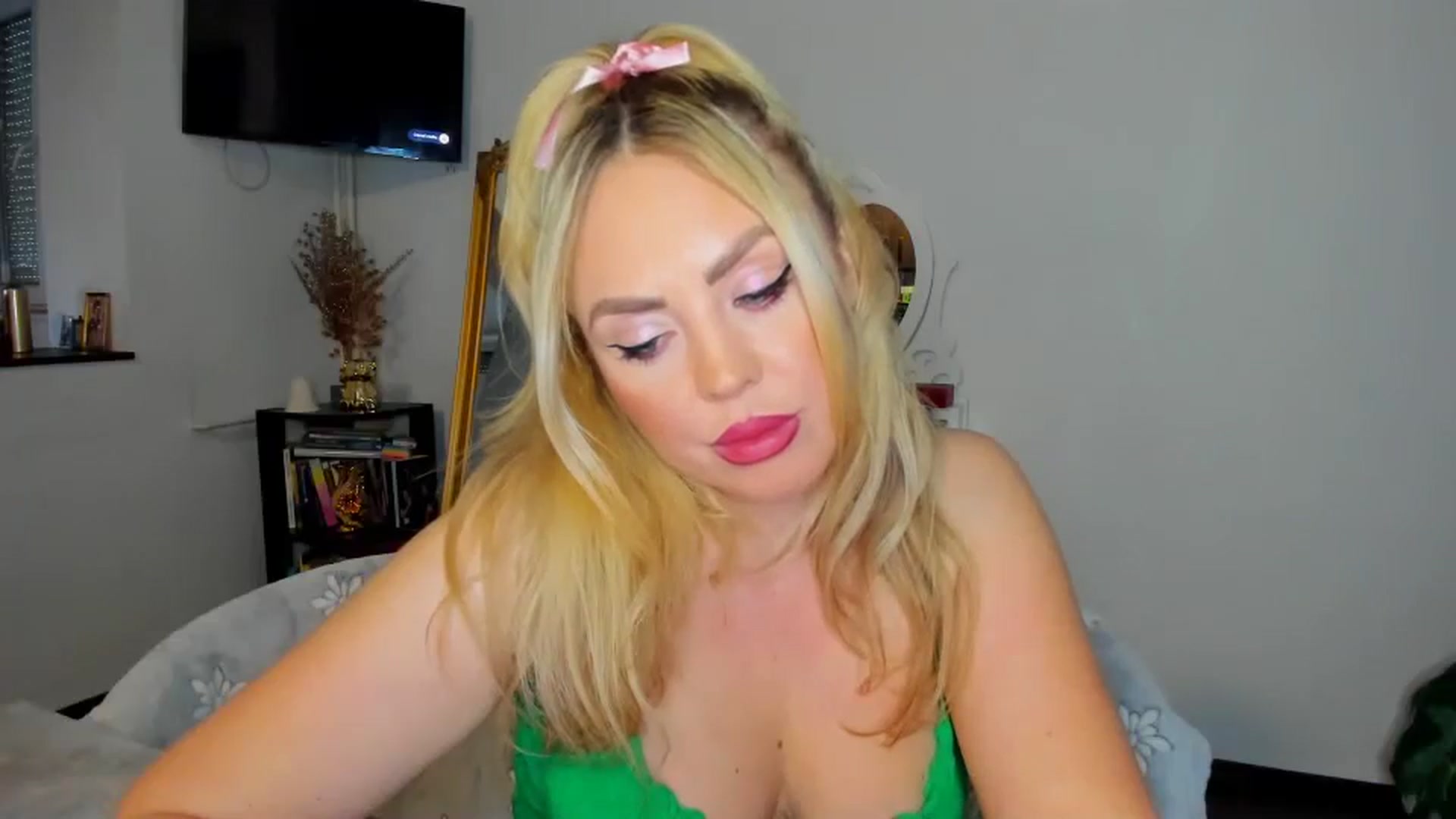 Gallery image thumbnail from MISS_JOY99's myfreecams stream on, 12/06/2024, 10:18 image 9 of 20