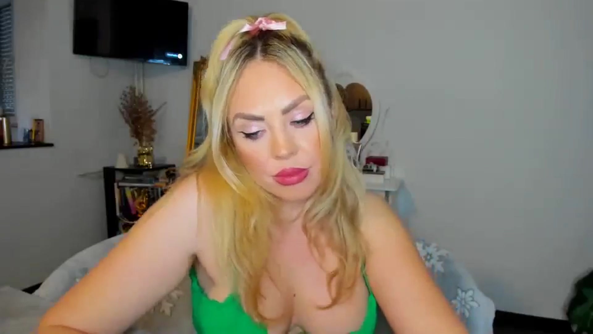 Gallery image thumbnail from MISS_JOY99's myfreecams stream on, 12/06/2024, 10:18 image 16 of 20