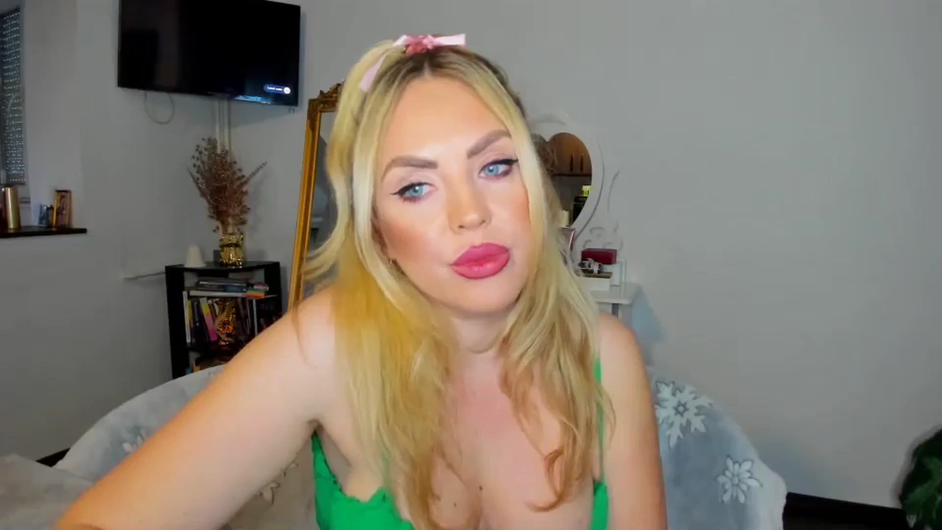 Gallery image thumbnail from MISS_JOY99's myfreecams stream on, 12/06/2024, 10:18 image 17 of 20