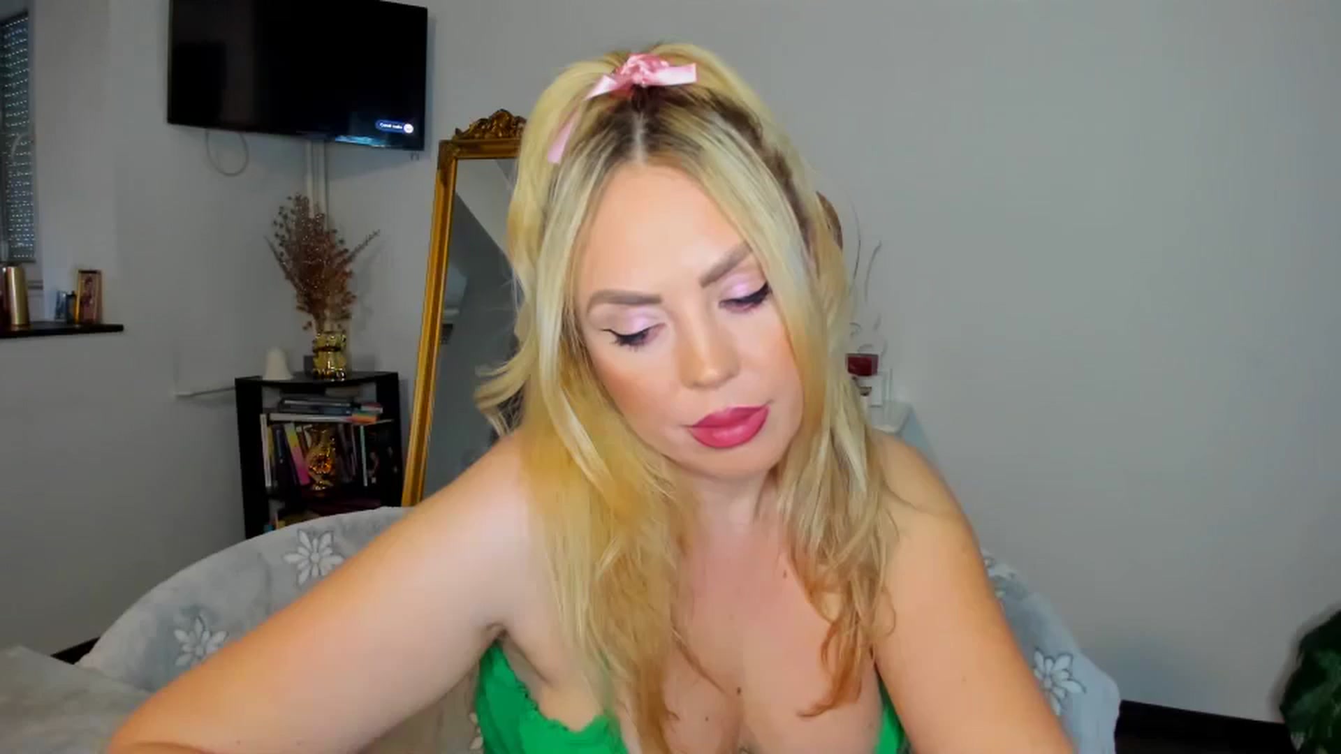 Gallery image thumbnail from MISS_JOY99's myfreecams stream on, 12/06/2024, 10:18 image 18 of 20
