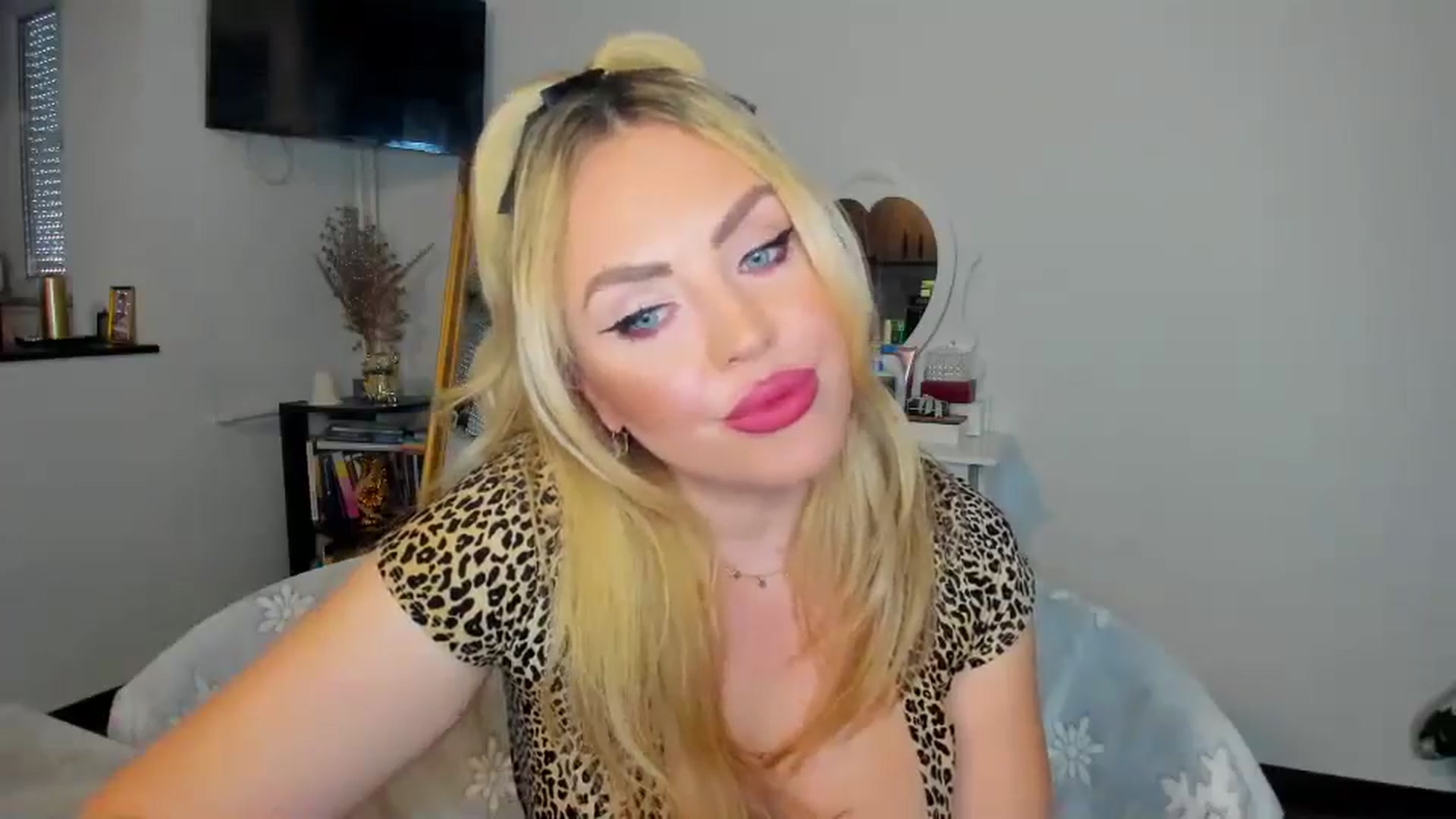 Gallery image thumbnail from MISS_JOY99's myfreecams stream on, 12/12/2024, 08:05 image 19 of 20