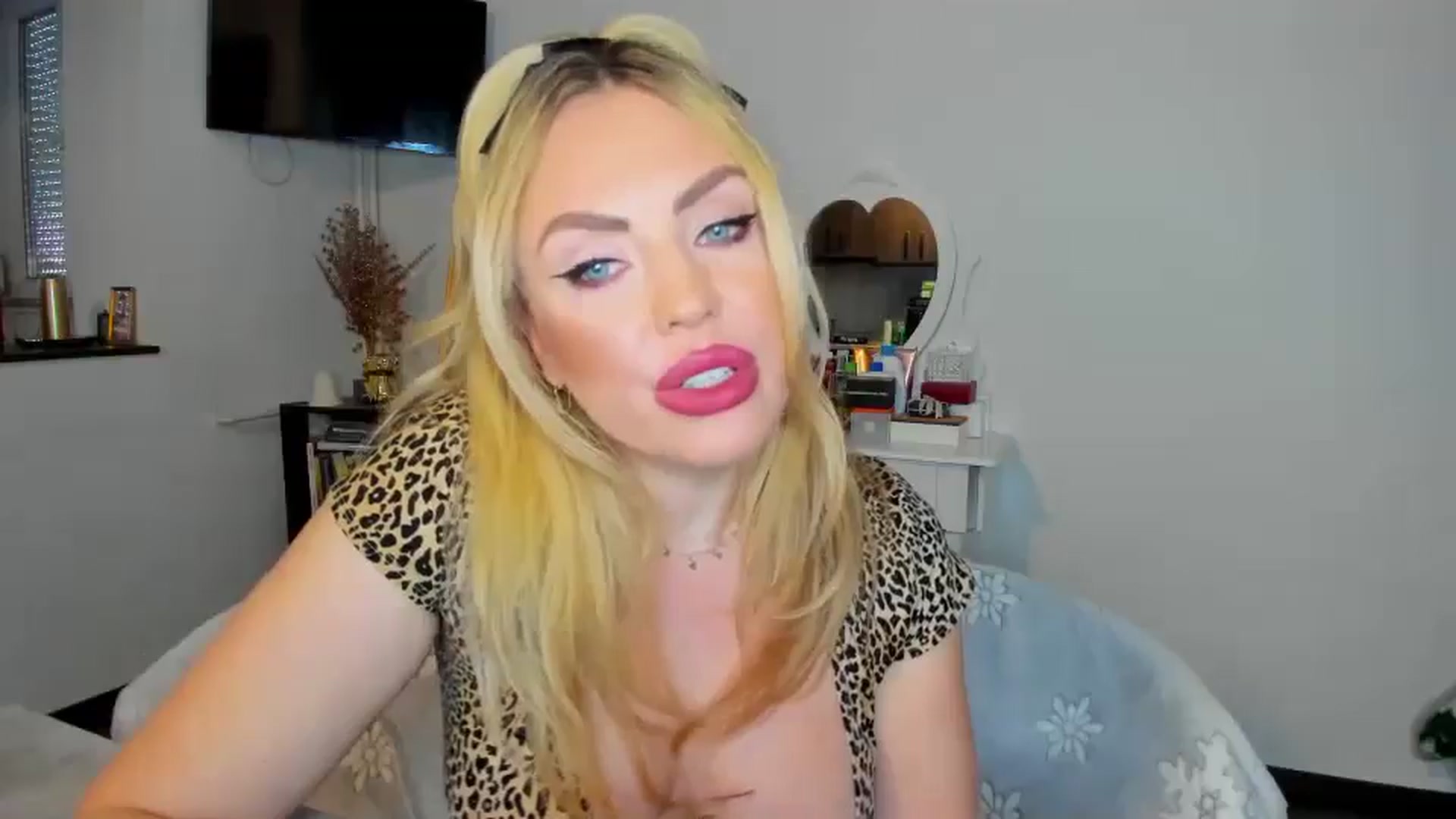 Gallery image thumbnail from MISS_JOY99's myfreecams stream on, 12/12/2024, 08:05 image 15 of 20