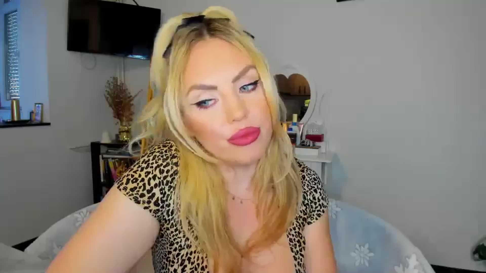 Gallery image thumbnail from MISS_JOY99's myfreecams stream on, 12/12/2024, 08:05 image 12 of 20