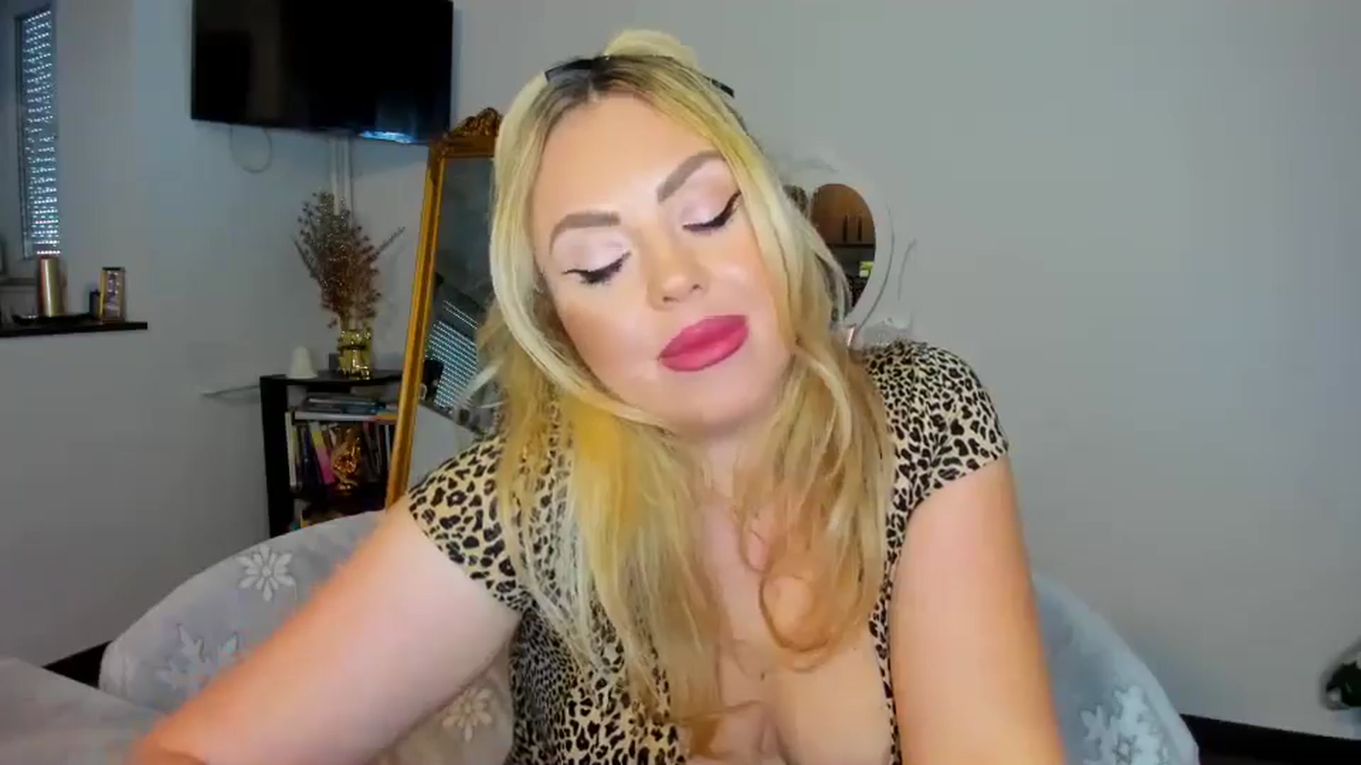 Gallery image thumbnail from MISS_JOY99's myfreecams stream on, 12/12/2024, 08:05 image 16 of 20