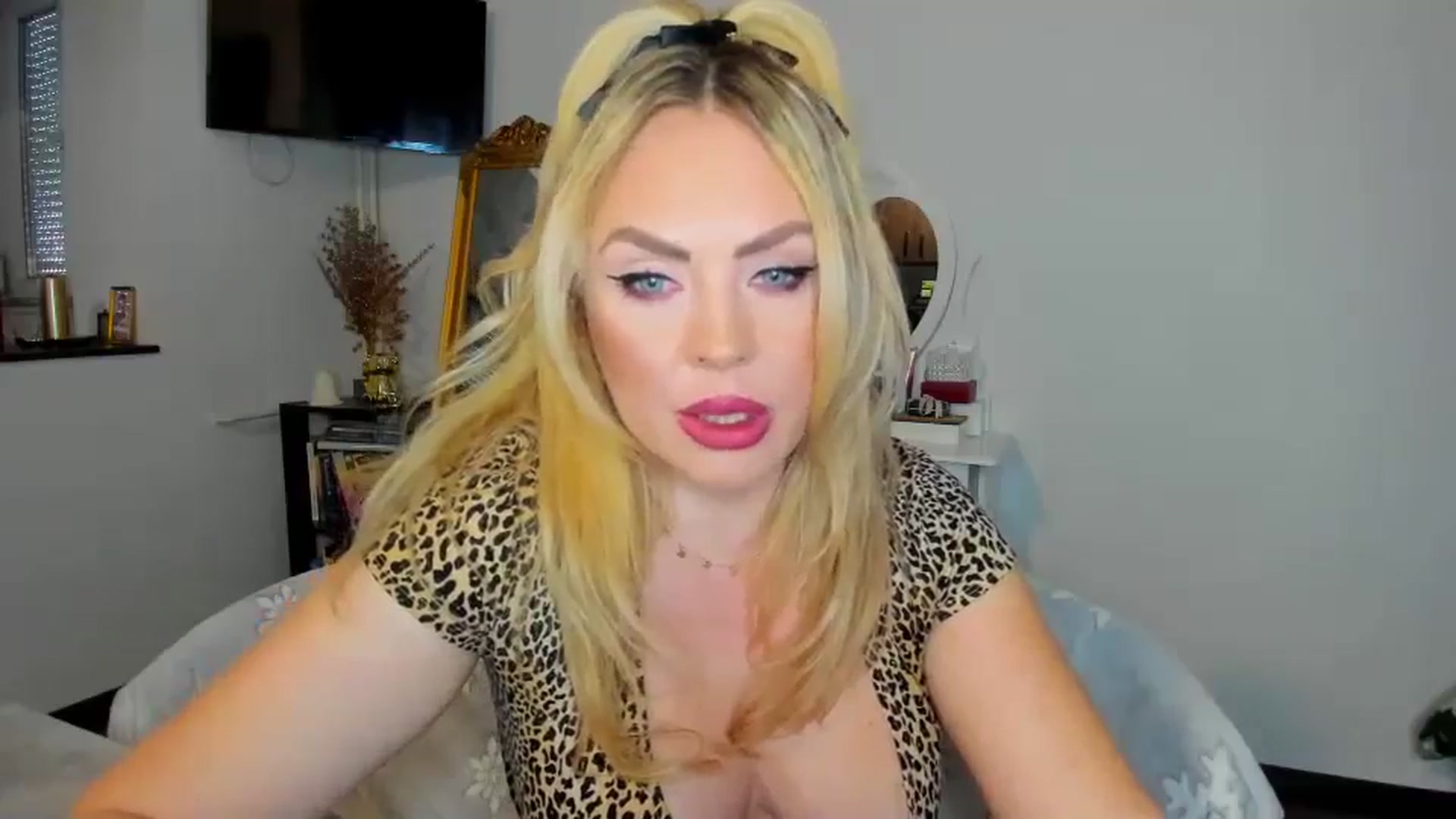 Gallery image thumbnail from MISS_JOY99's myfreecams stream on, 12/12/2024, 08:05 image 18 of 20