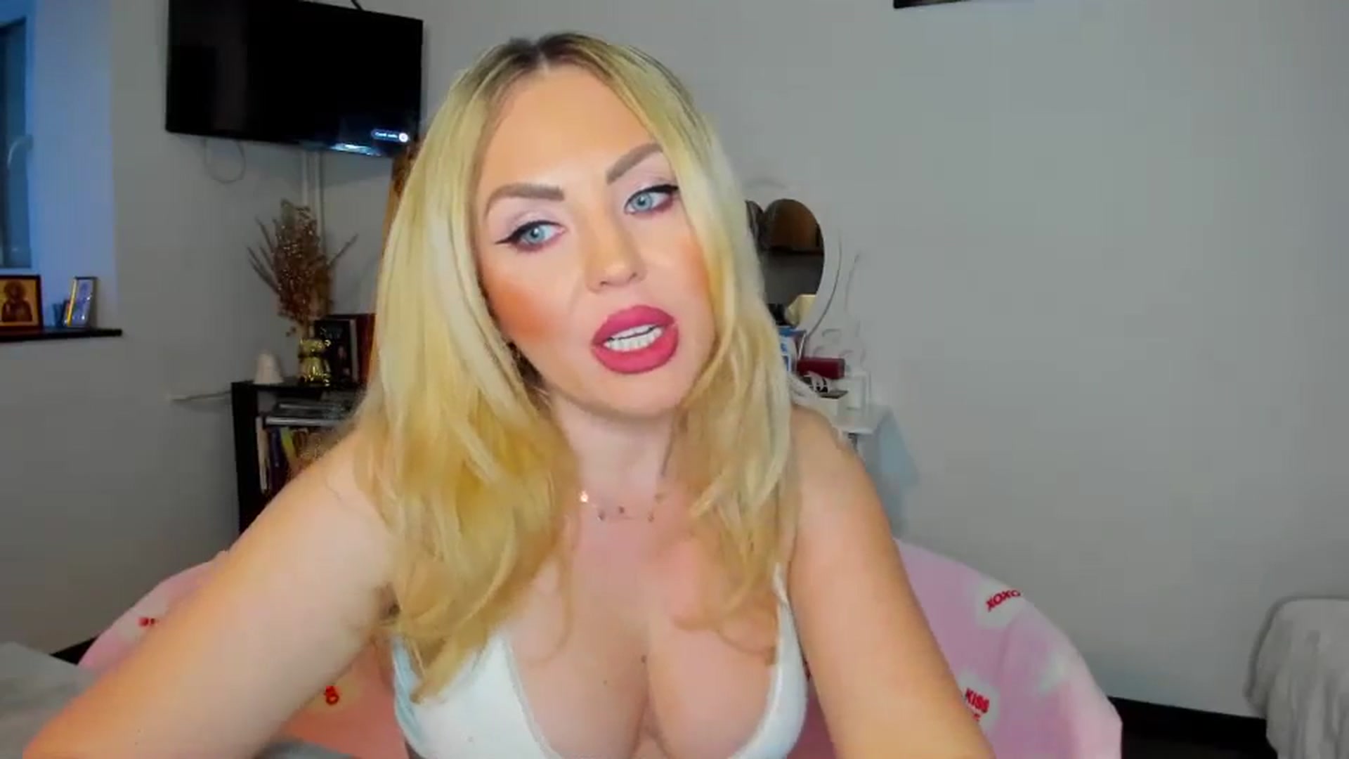 Gallery image thumbnail from MISS_JOY99's myfreecams stream on, 12/21/2024, 16:27 image 2 of 20