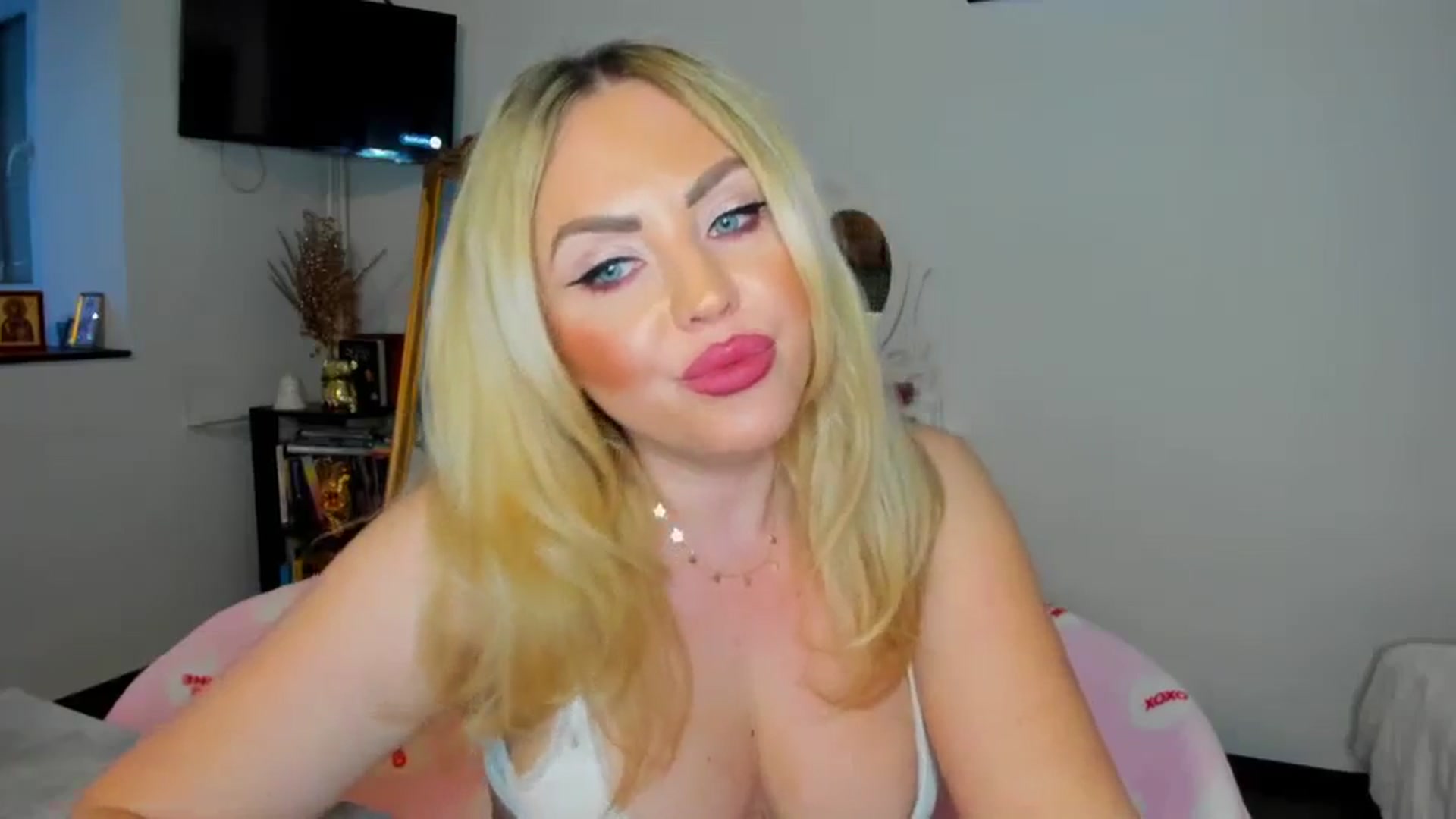 Gallery image thumbnail from MISS_JOY99's myfreecams stream on, 12/21/2024, 16:27 image 15 of 20