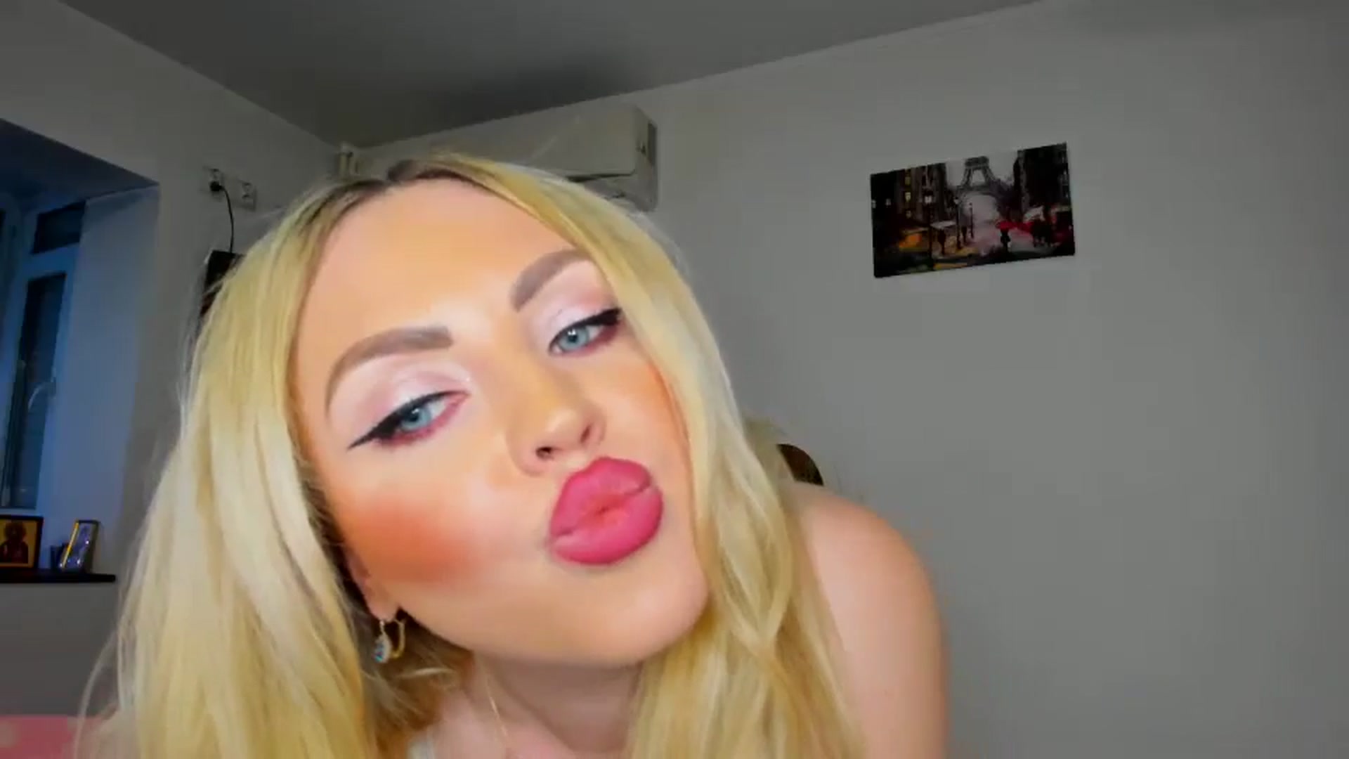 Gallery image thumbnail from MISS_JOY99's myfreecams stream on, 12/21/2024, 16:27 image 11 of 20