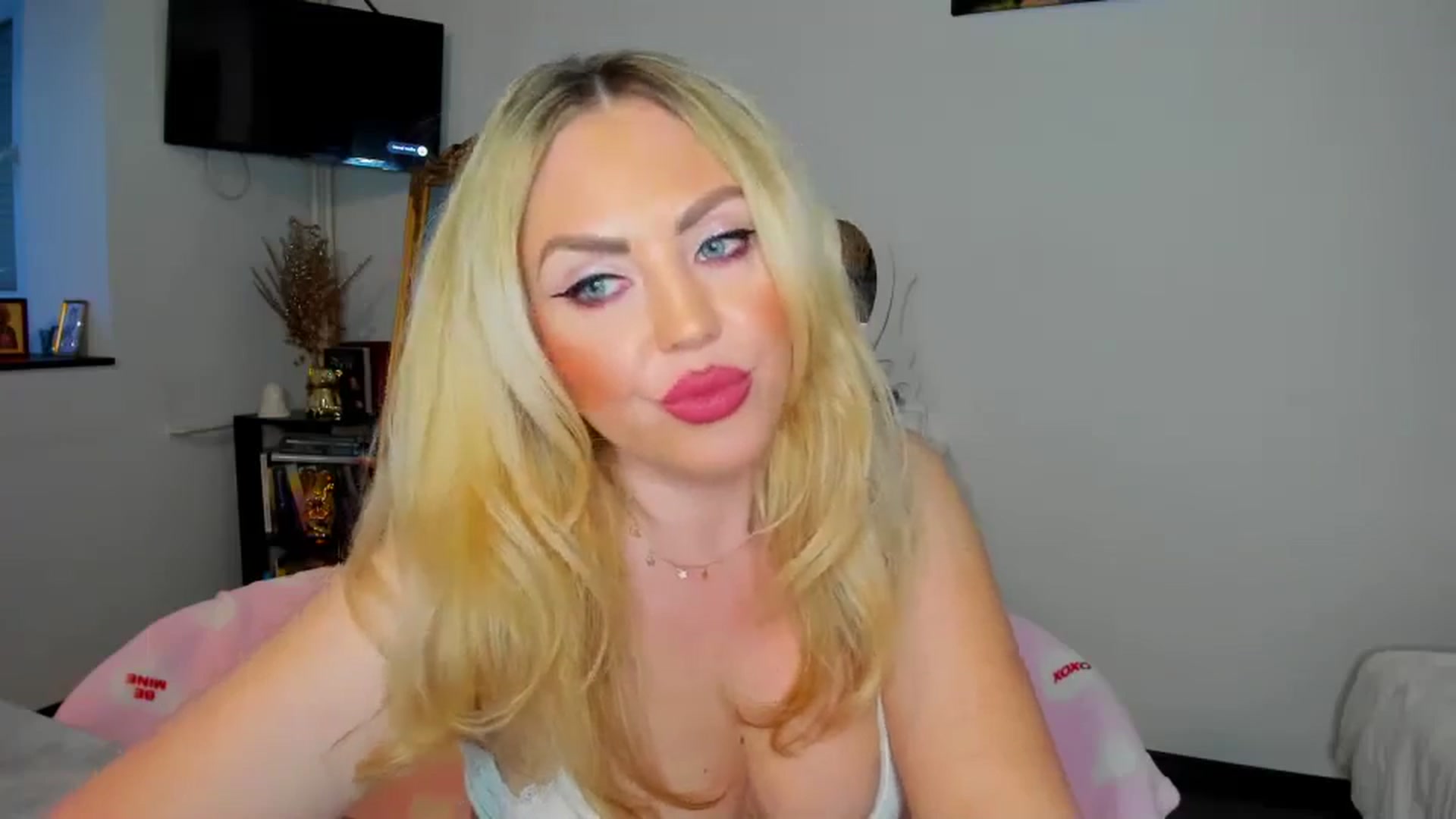 Gallery image thumbnail from MISS_JOY99's myfreecams stream on, 12/21/2024, 16:27 image 10 of 20