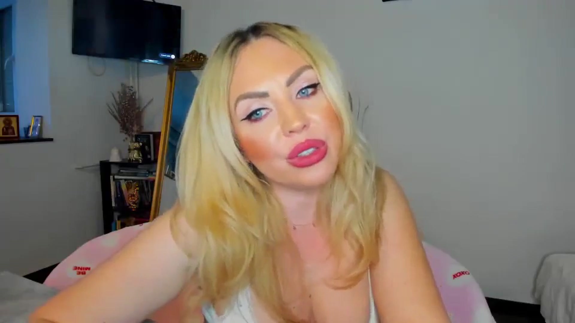 Gallery image thumbnail from MISS_JOY99's myfreecams stream on, 12/21/2024, 16:27 image 14 of 20