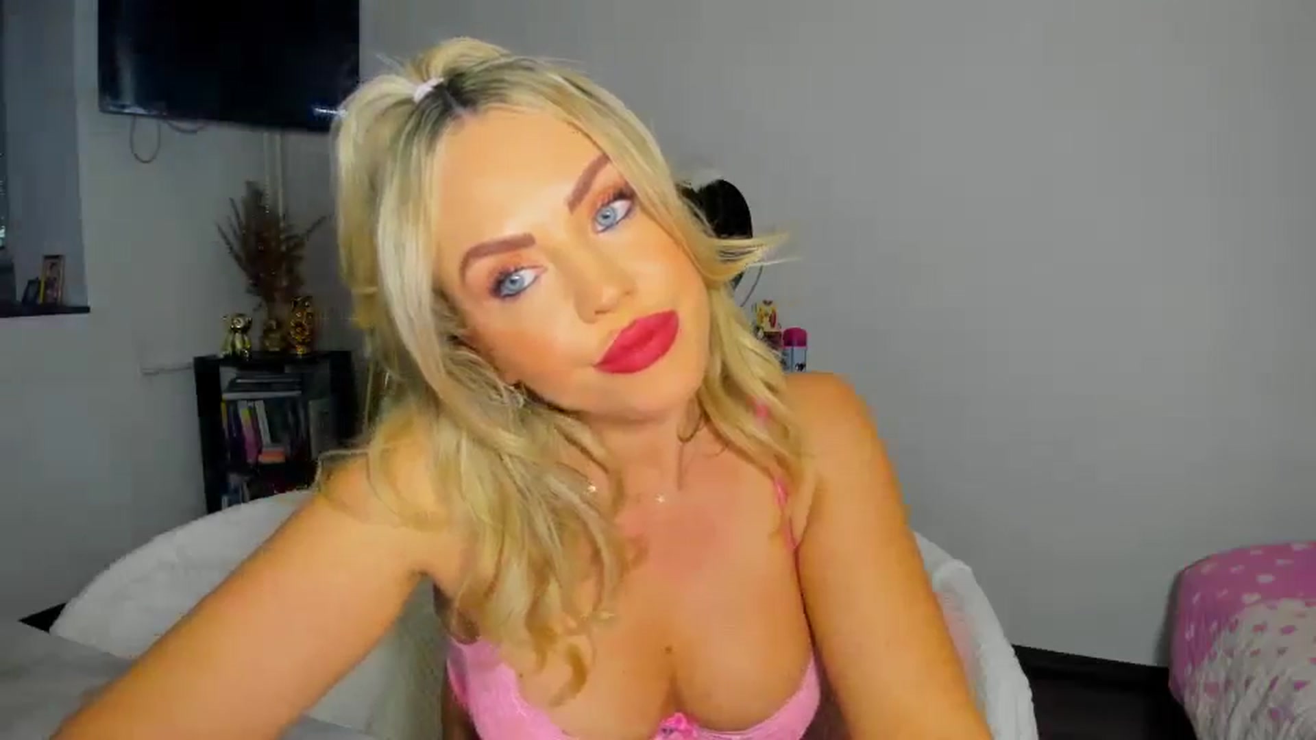 Gallery image thumbnail from MISS_JOY99's myfreecams stream on, 10/26/2025, 15:02 image 6 of 20
