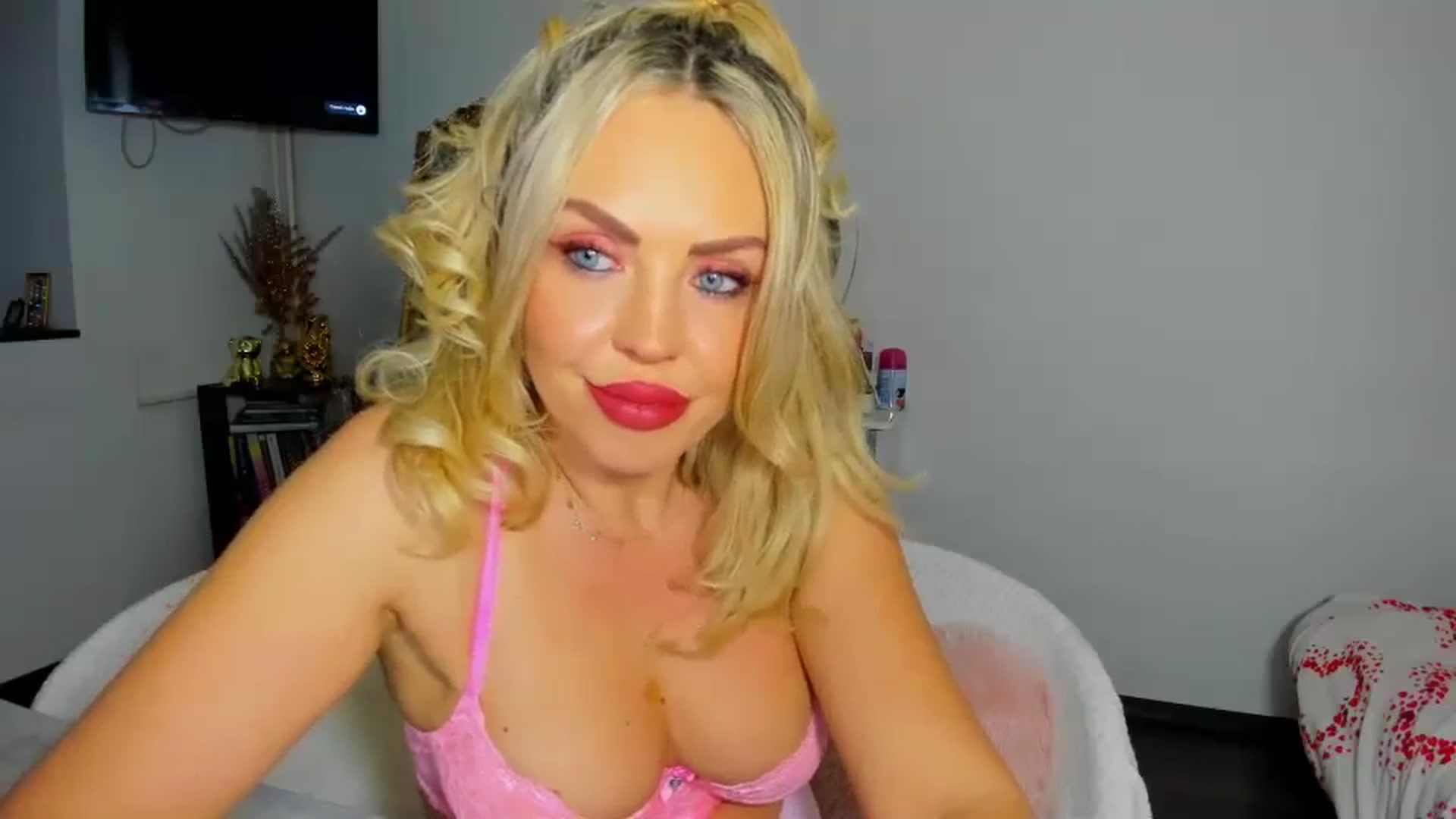 Gallery image thumbnail from MISS_JOY99's myfreecams stream on, 11/03/2025, 09:40 image 10 of 20