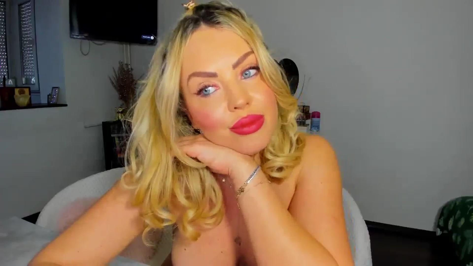 Gallery image thumbnail from MISS_JOY99's myfreecams stream on, 12/04/2025, 09:20 image 6 of 20