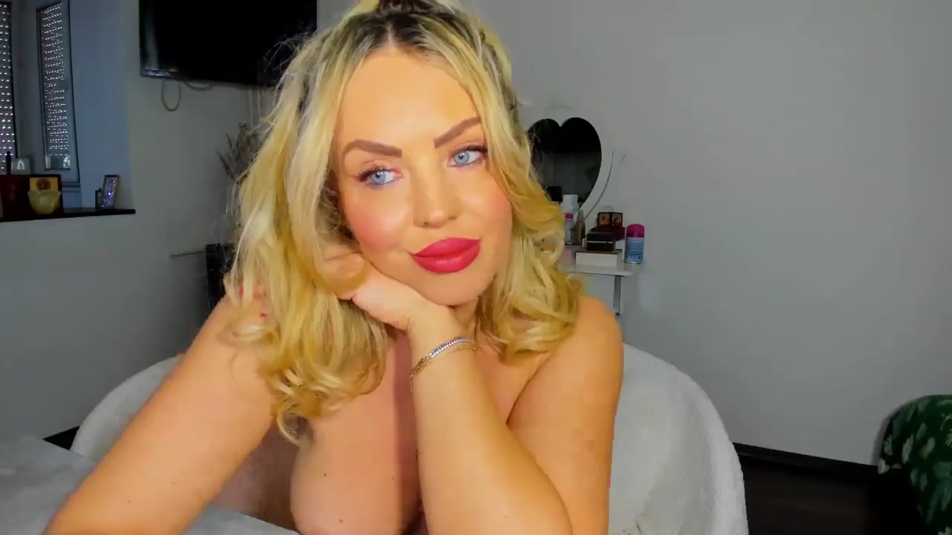 Gallery image thumbnail from MISS_JOY99's myfreecams stream on, 12/04/2025, 09:20 image 5 of 20